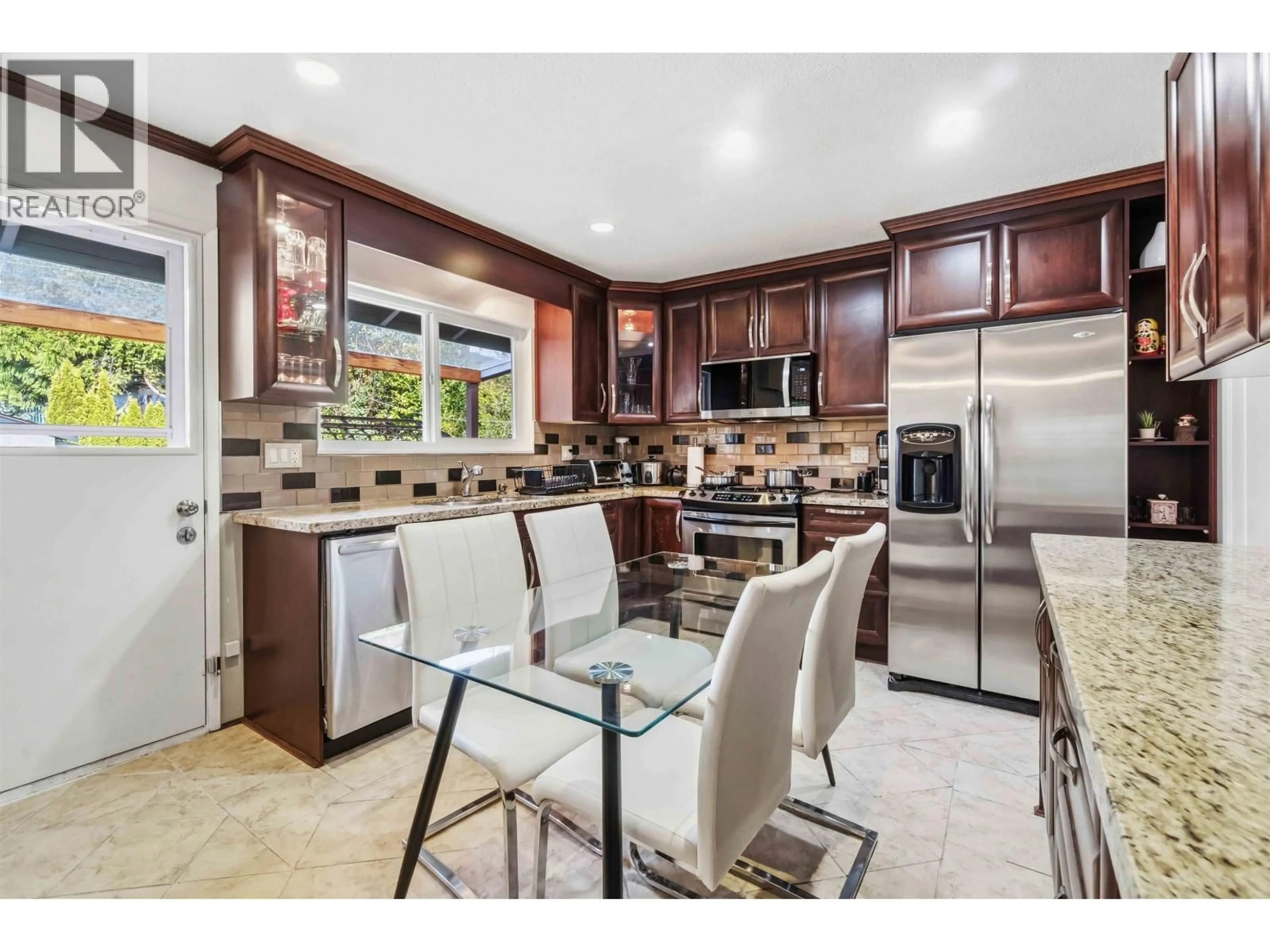 Open concept kitchen, ceramic/tile floor for 552 29TH STREET, North Vancouver British Columbia V7N2K1