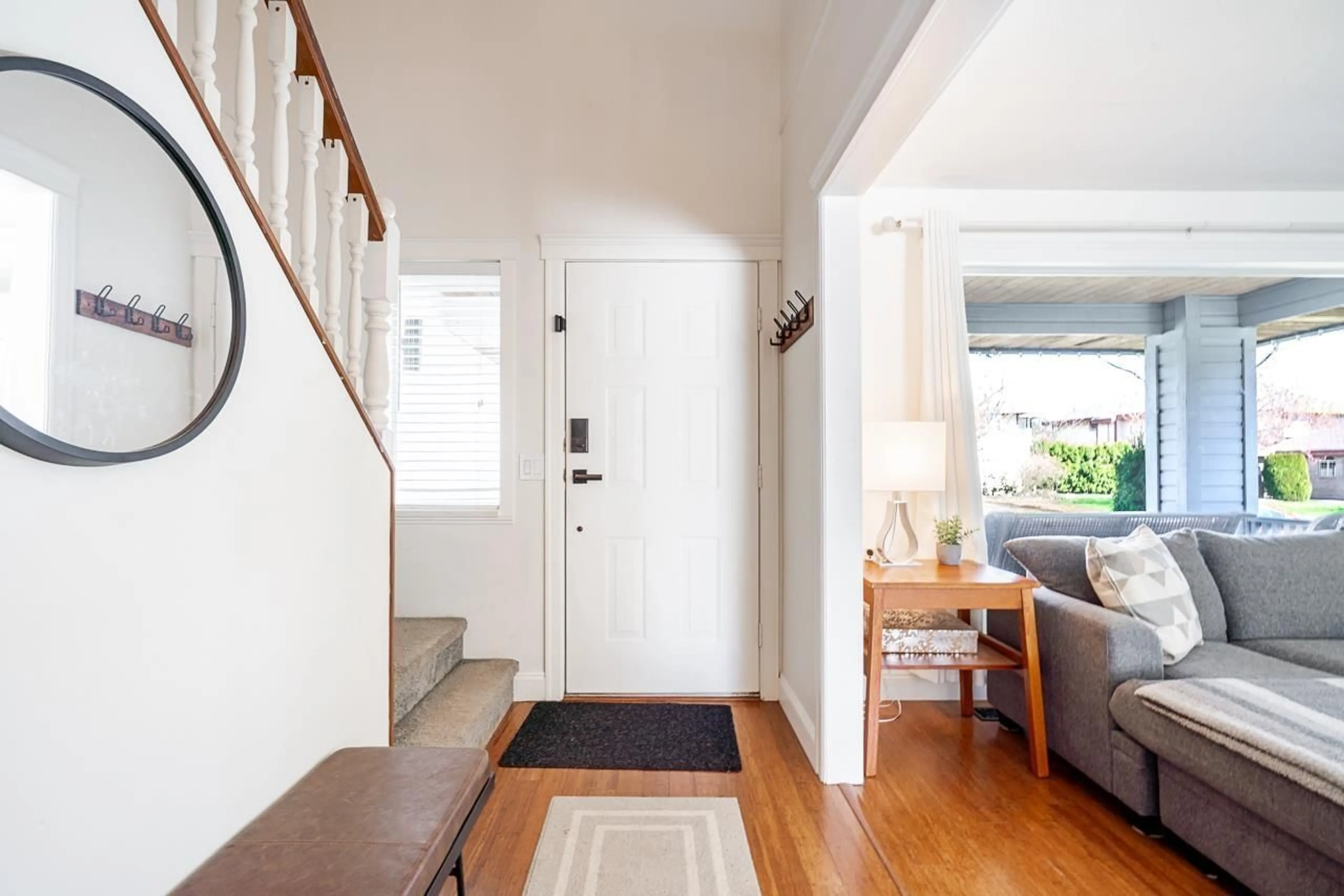 Indoor entryway for 16356 GLENWOOD CRESCENT NORTH, Surrey British Columbia V4N1Y1