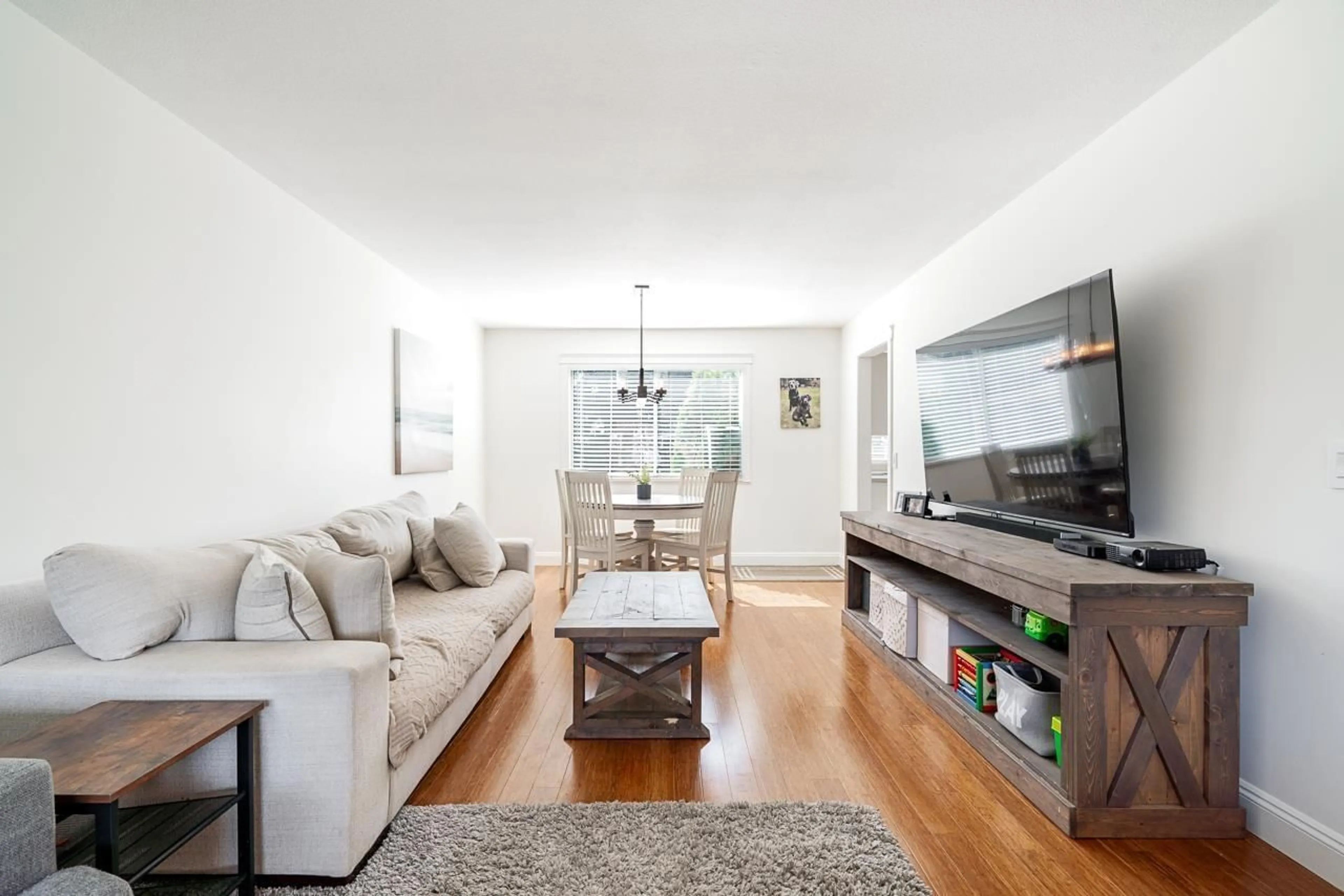 Living room with furniture, wood/laminate floor for 16356 GLENWOOD CRESCENT NORTH, Surrey British Columbia V4N1Y1