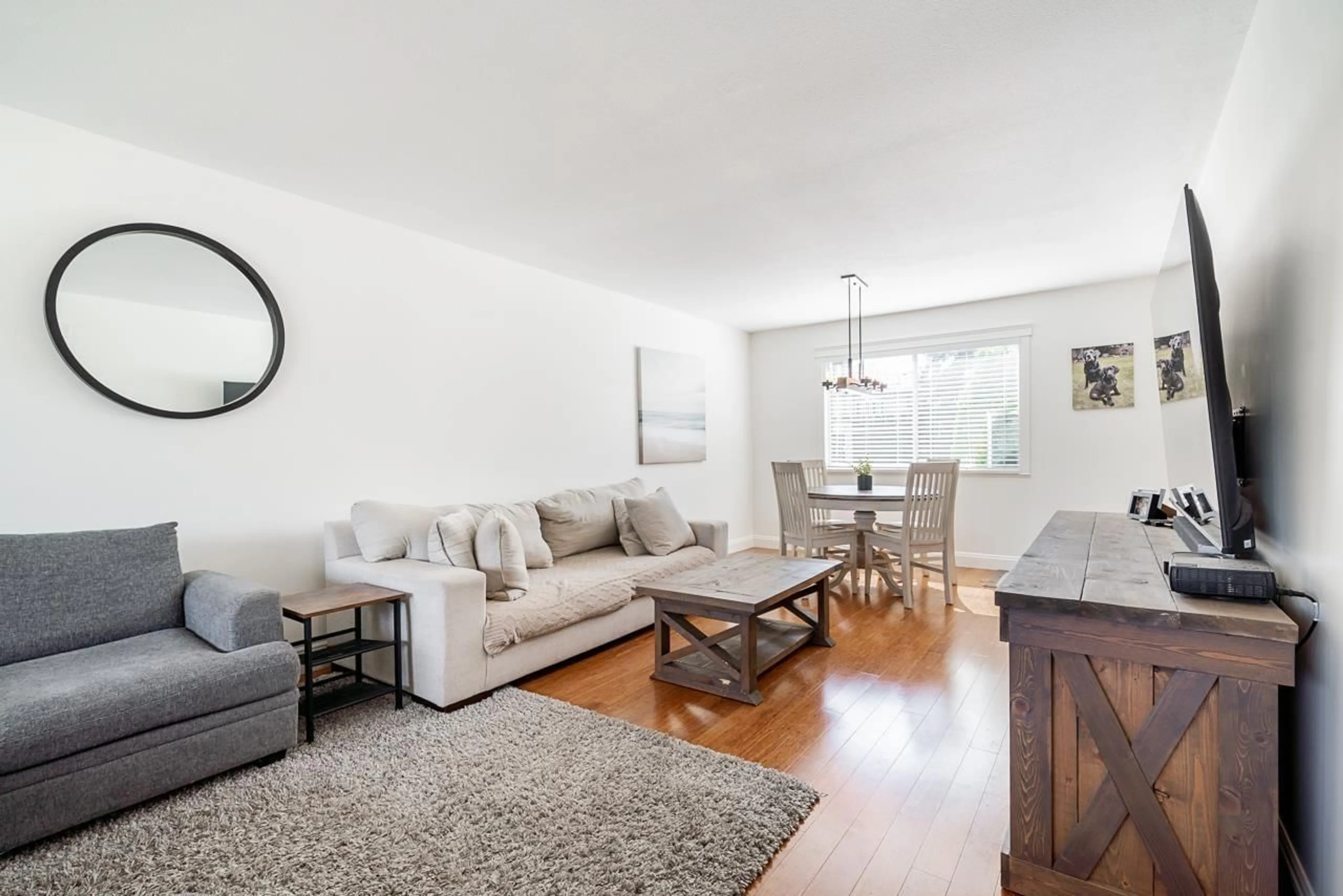 Living room with furniture, wood/laminate floor for 16356 GLENWOOD CRESCENT NORTH, Surrey British Columbia V4N1Y1