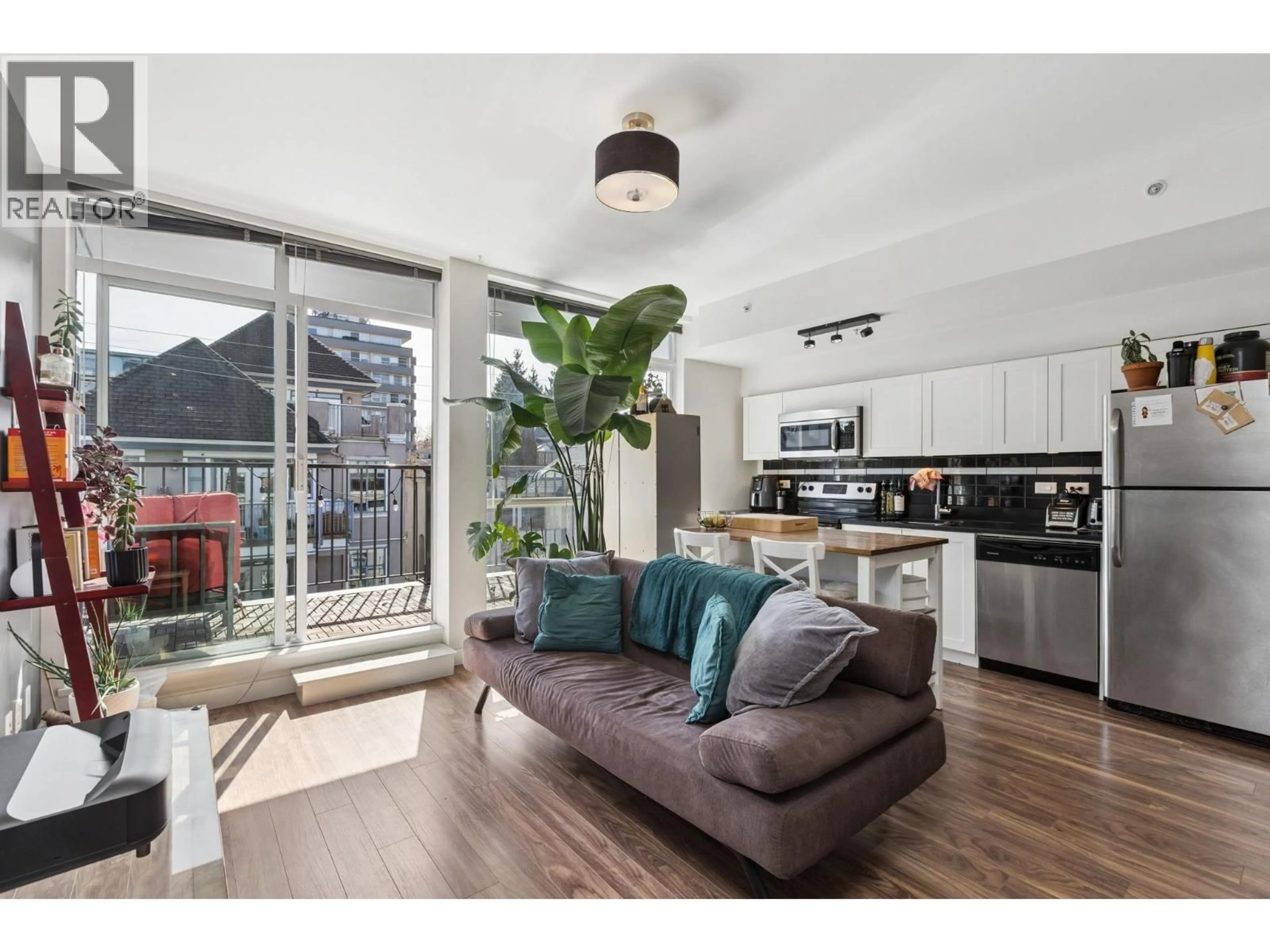 Open concept kitchen, wood/laminate floor for 406 - 2511 QUEBEC STREET, Vancouver British Columbia V5T0B6