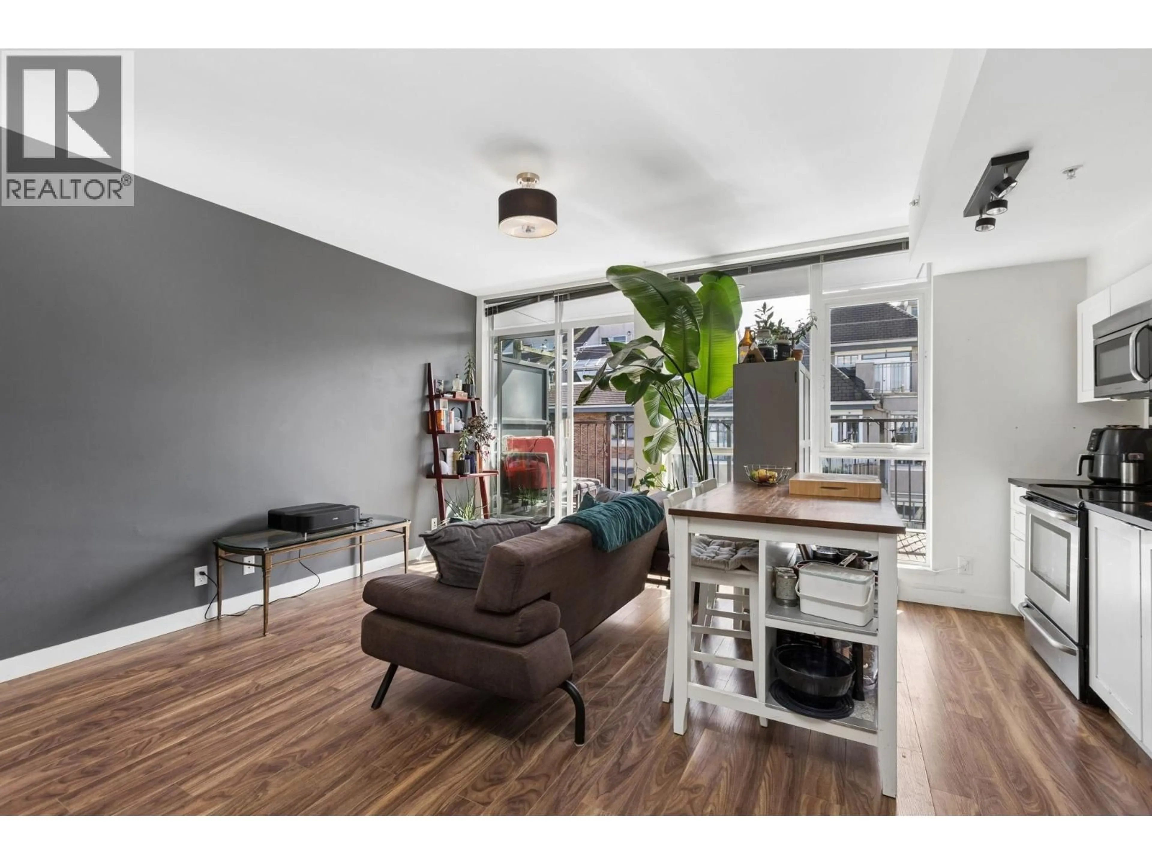 Living room with furniture, unknown for 406 - 2511 QUEBEC STREET, Vancouver British Columbia V5T0B6