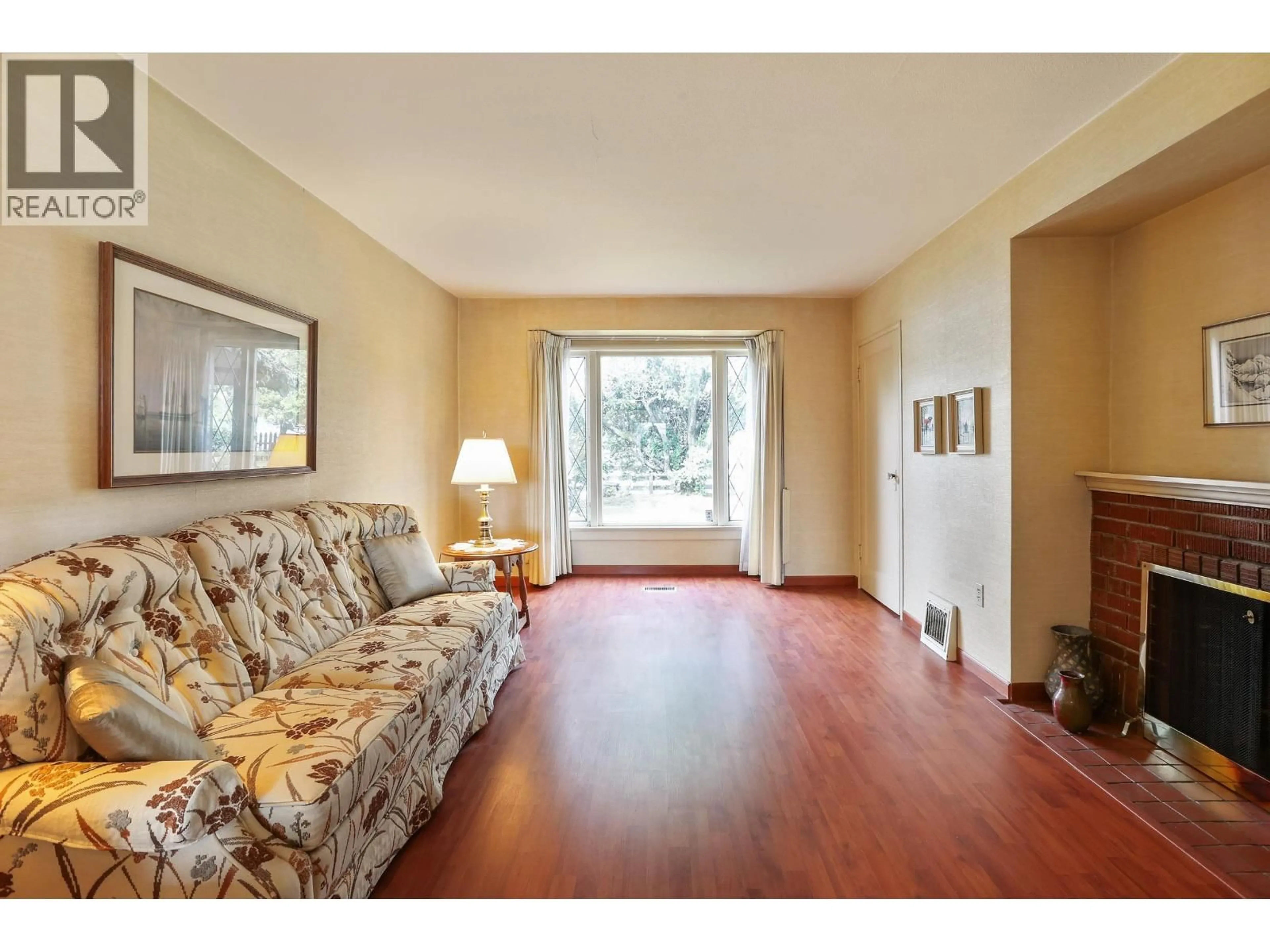 Living room with furniture, wood/laminate floor for 5336 KNIGHT STREET, Vancouver British Columbia V6P2T9