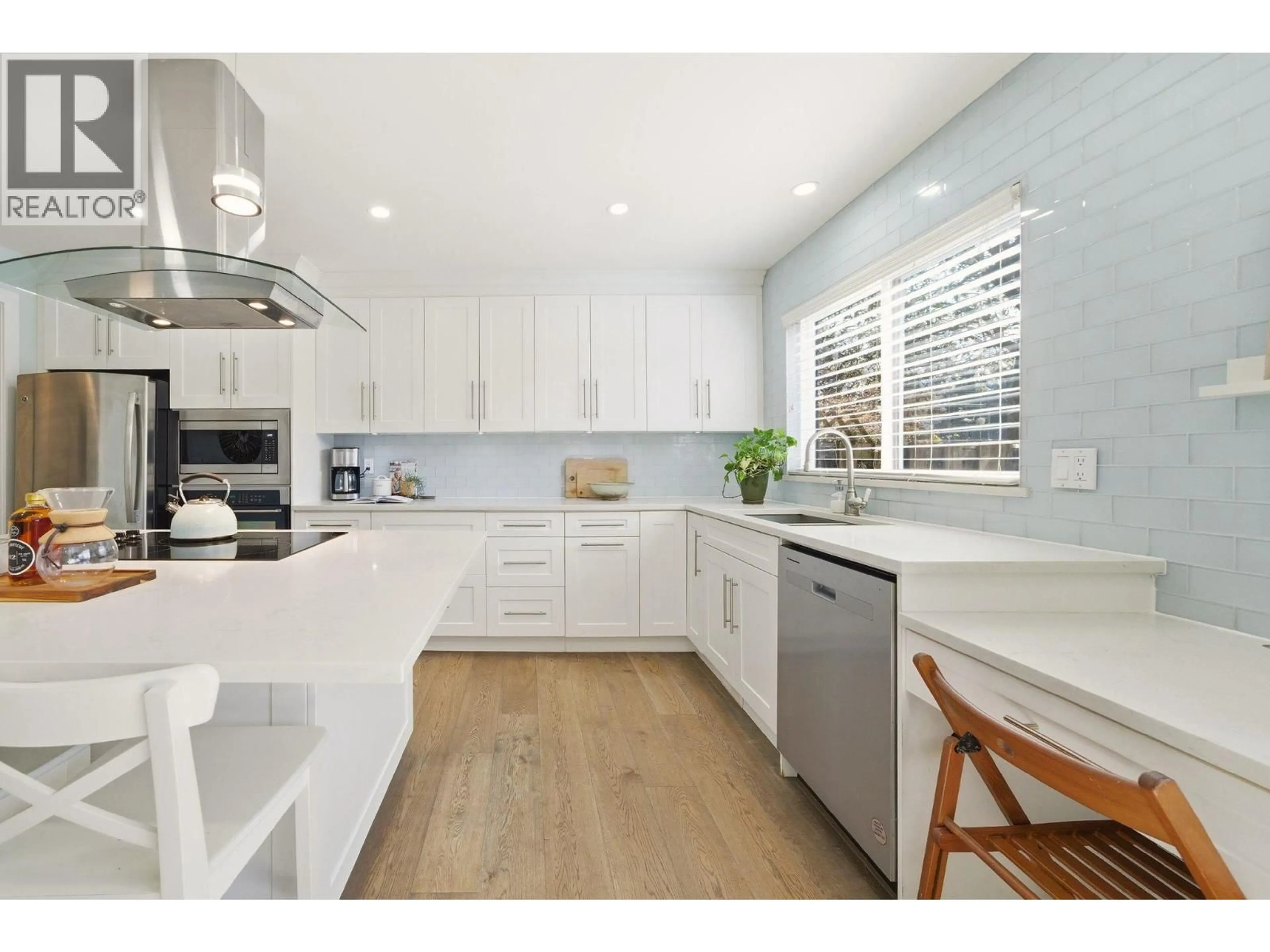 Contemporary kitchen, unknown for 931 OLD LILLOOET ROAD, North Vancouver British Columbia V7J2H7