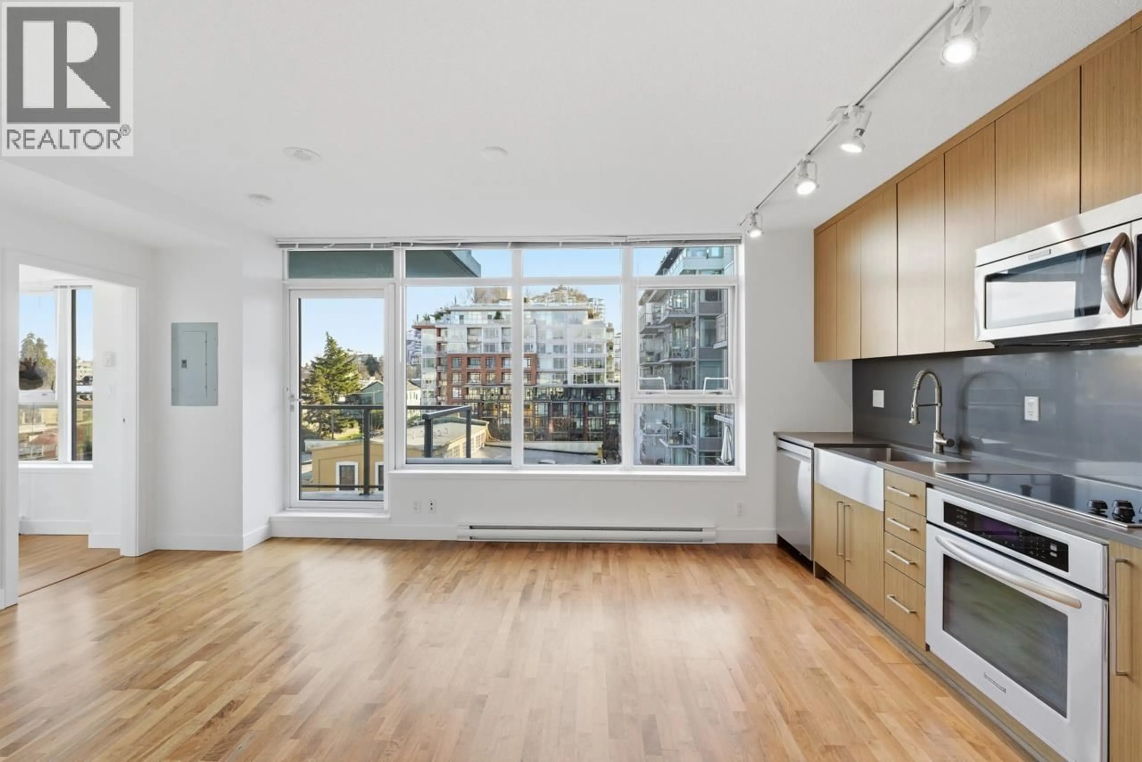 Open concept kitchen, wood/laminate floor for 711 - 250 6 AVENUE, Vancouver British Columbia V5T0B7