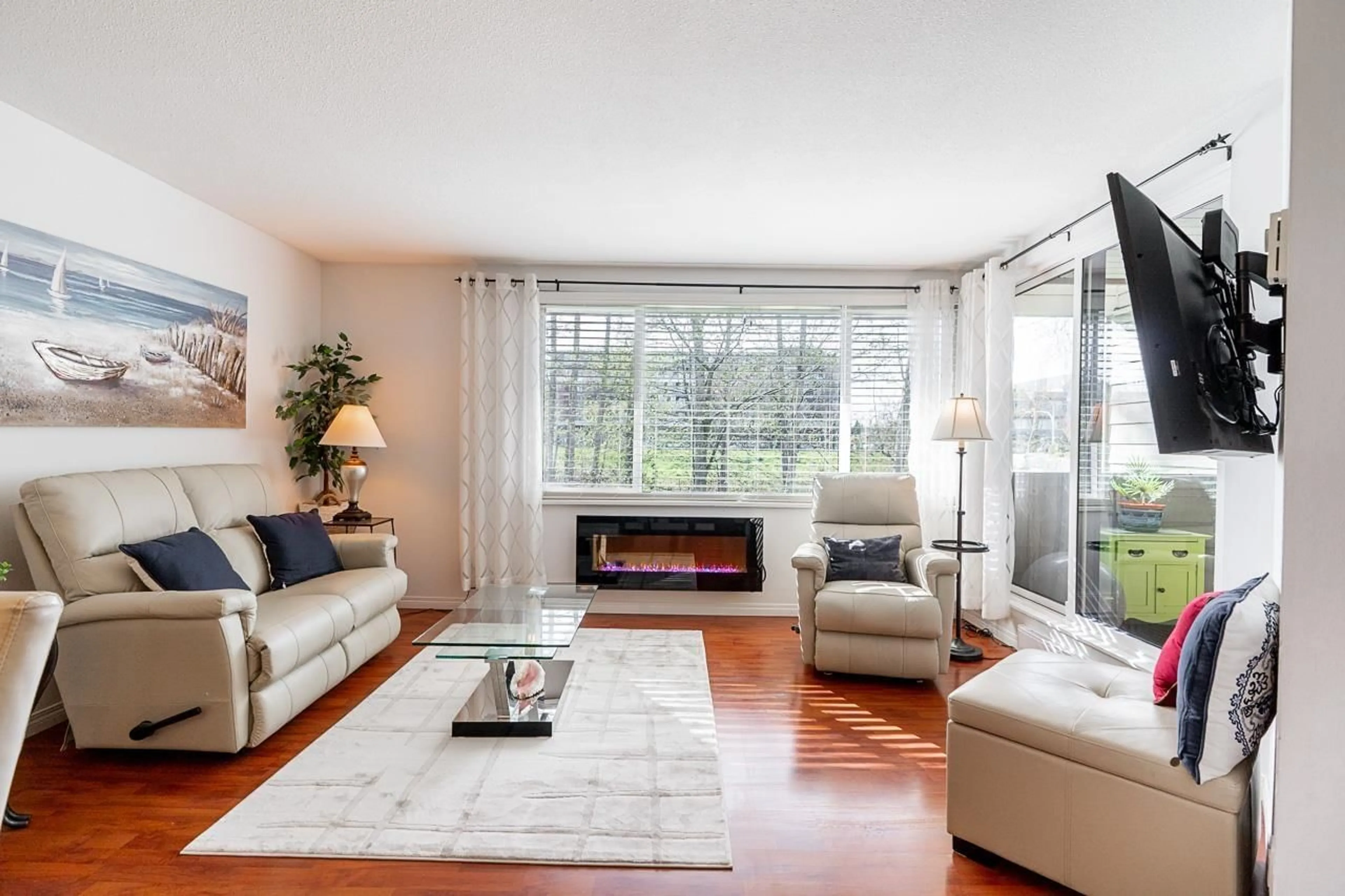 Living room with furniture, unknown for 210 - 15272 19 AVENUE, Surrey British Columbia V4A1X6