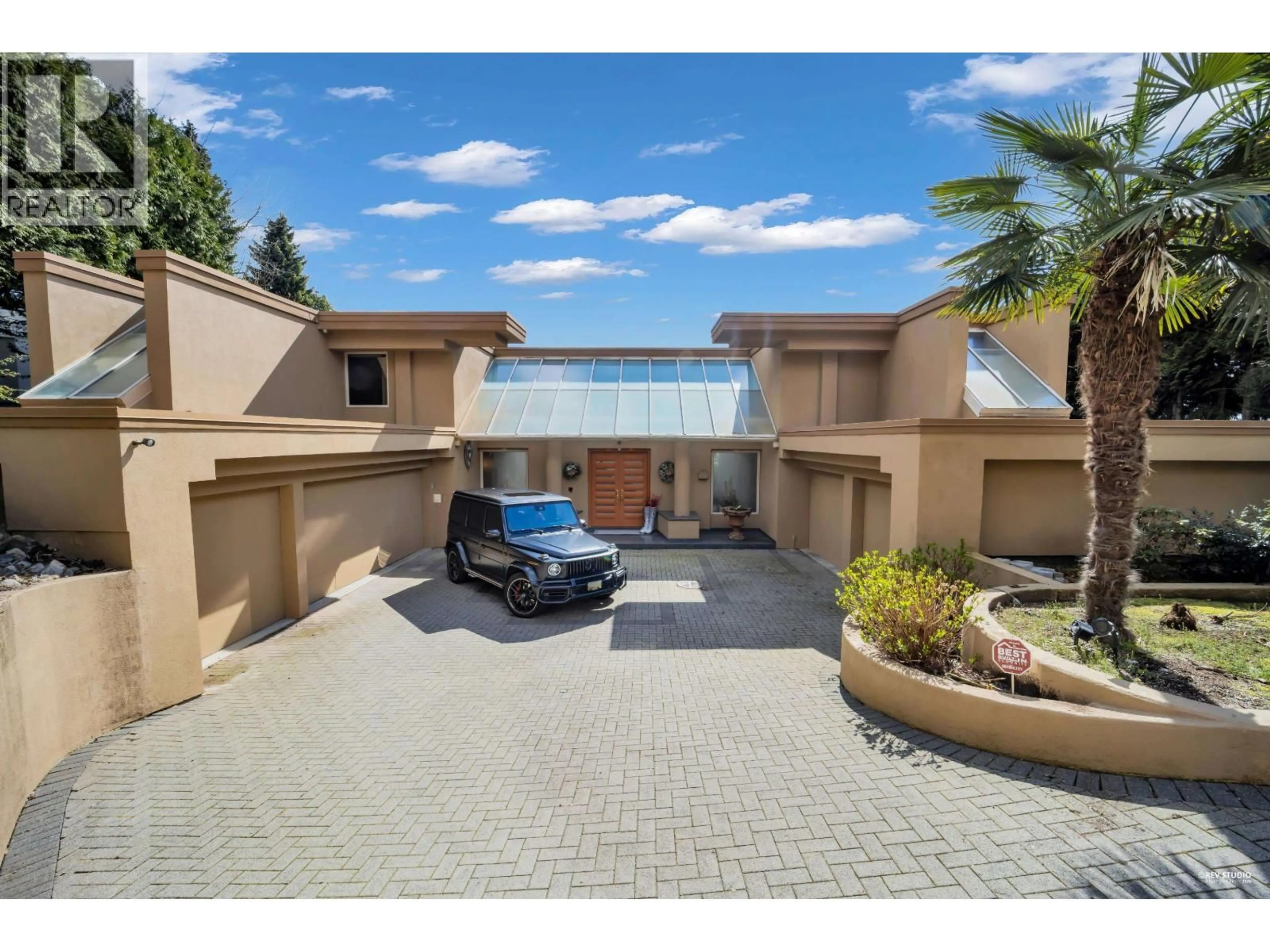 A pic from outside/outdoor area/front of a property/back of a property/a pic from drone, street for 848 EYREMOUNT DRIVE, West Vancouver British Columbia V7S2A9