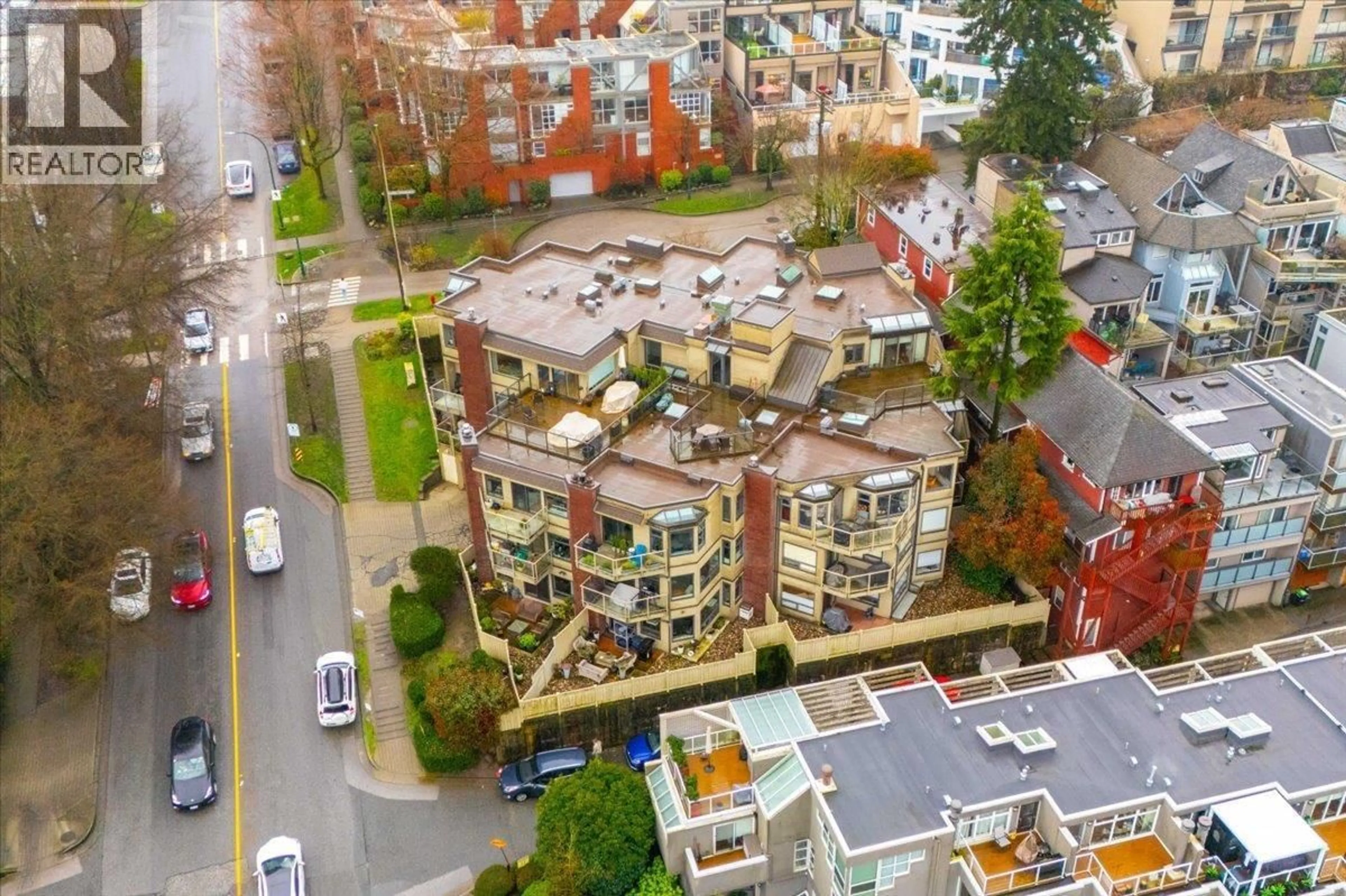 A pic from outside/outdoor area/front of a property/back of a property/a pic from drone, city buildings view from balcony for 101 - 1005 7TH AVENUE, Vancouver British Columbia V6H1B2