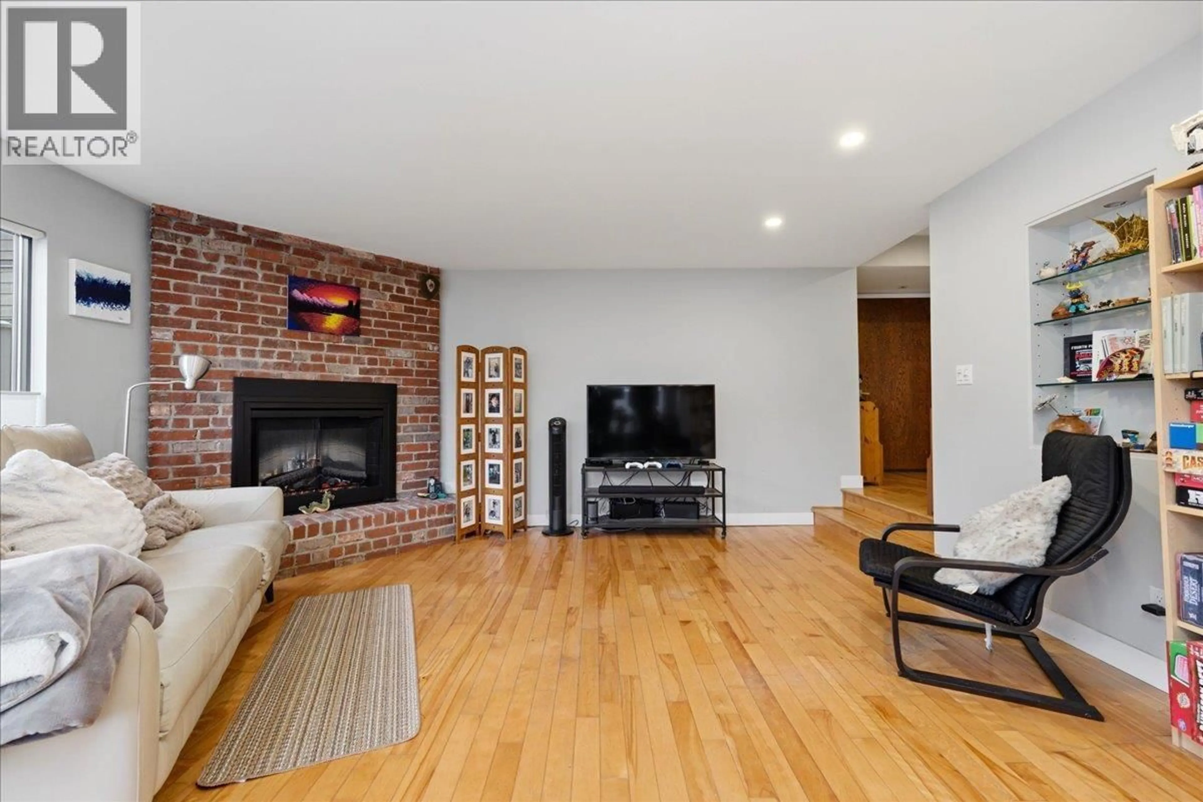 Living room with furniture, wood/laminate floor for 101 - 1005 7TH AVENUE, Vancouver British Columbia V6H1B2