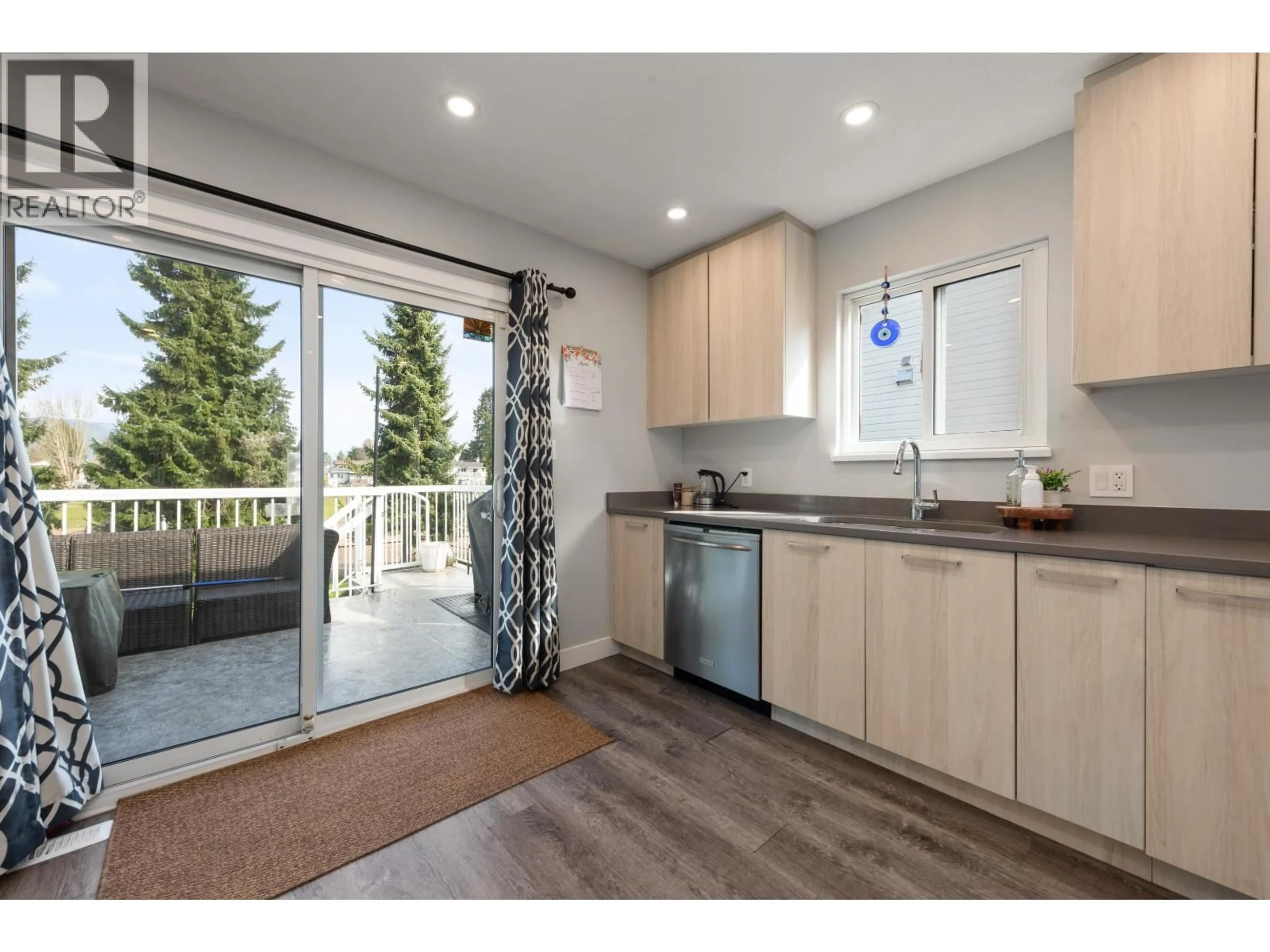 Open concept kitchen, wood/laminate floor for 20373 115 AVENUE, Maple Ridge British Columbia V2X9H5