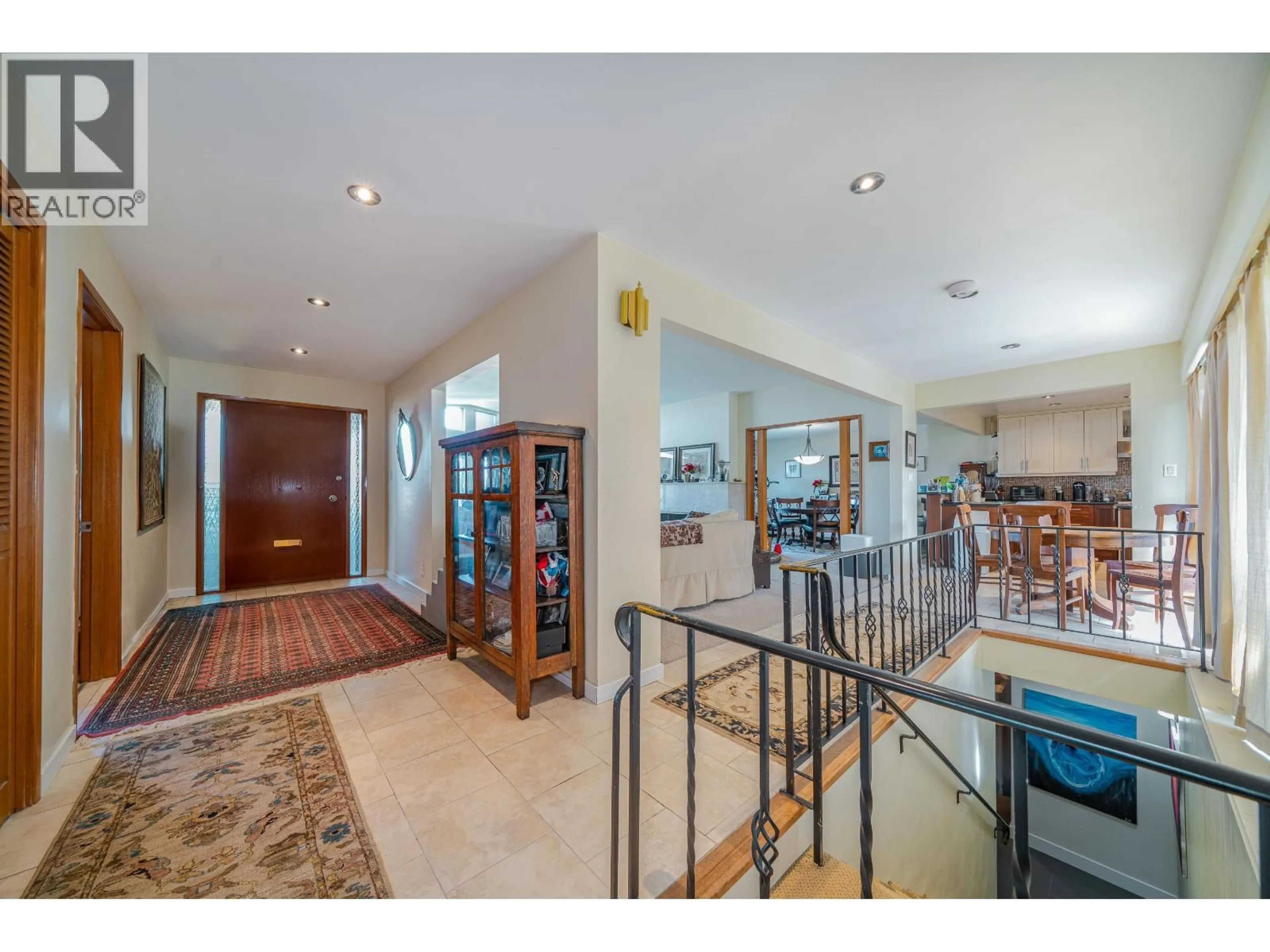 Indoor foyer for 2244 32ND AVENUE, Vancouver British Columbia V6L2B2