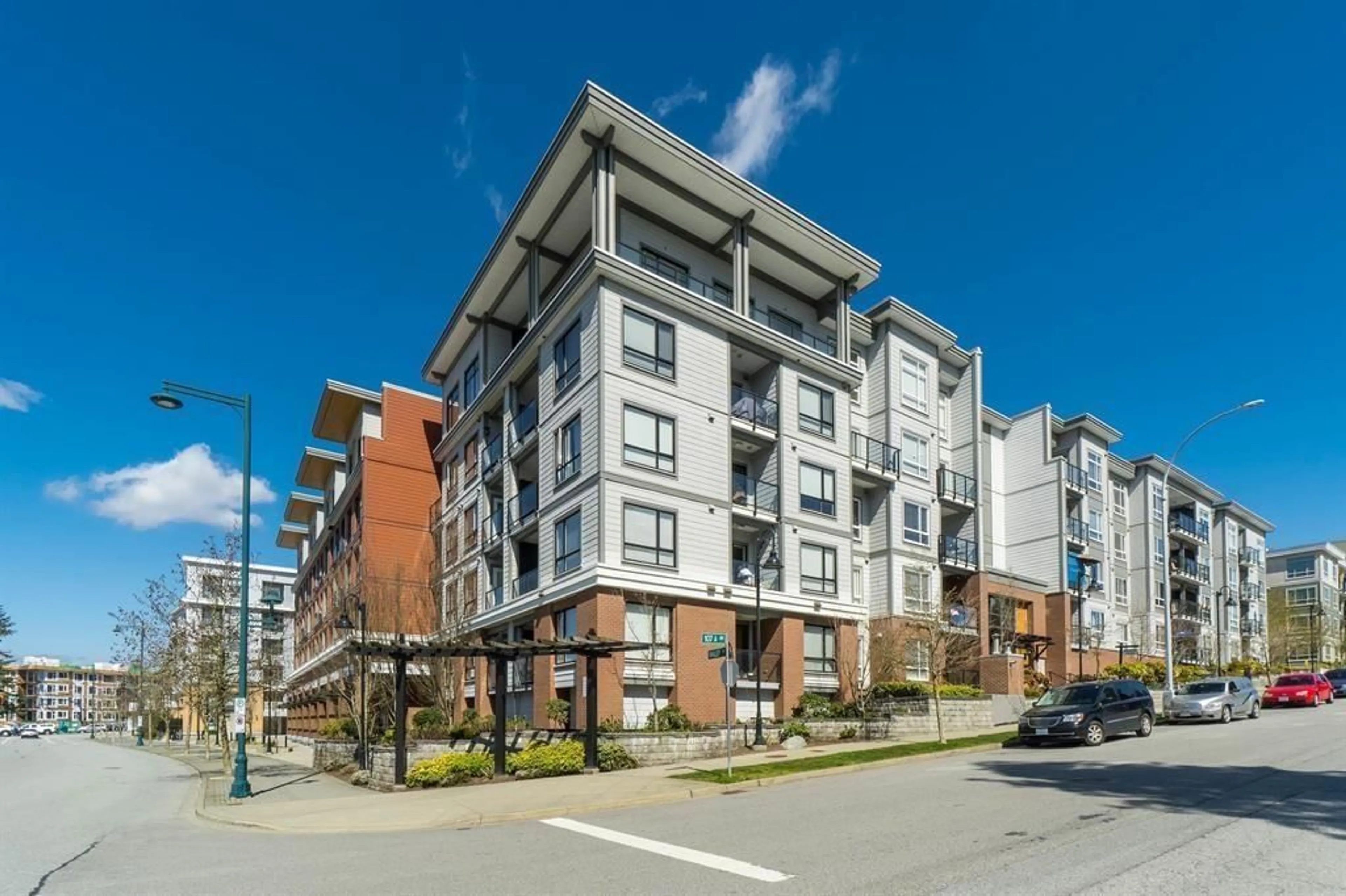 Patio, street for 516 - 13733 107A AVENUE, Surrey British Columbia V3T0B7