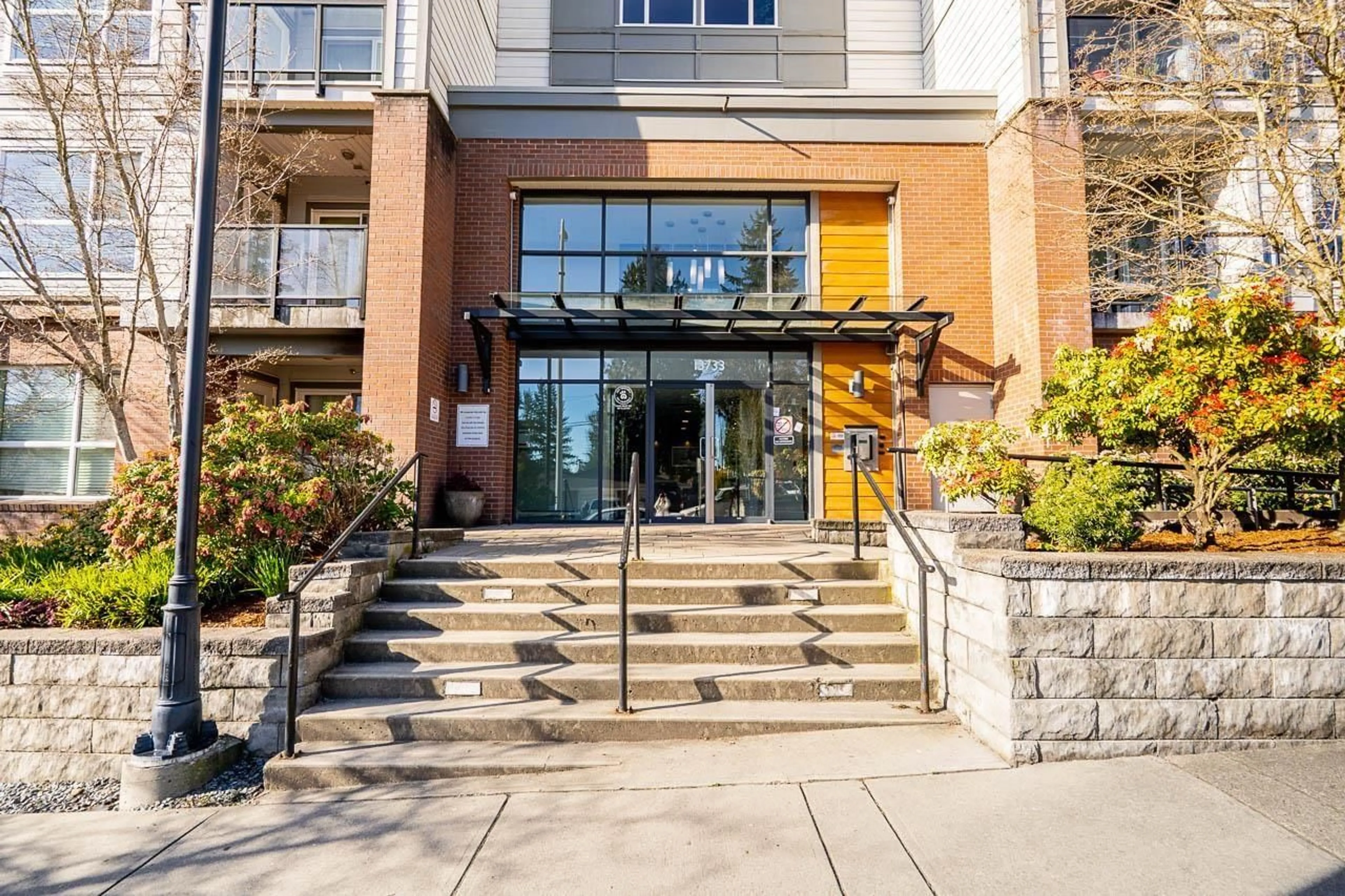 Indoor foyer for 516 - 13733 107A AVENUE, Surrey British Columbia V3T0B7