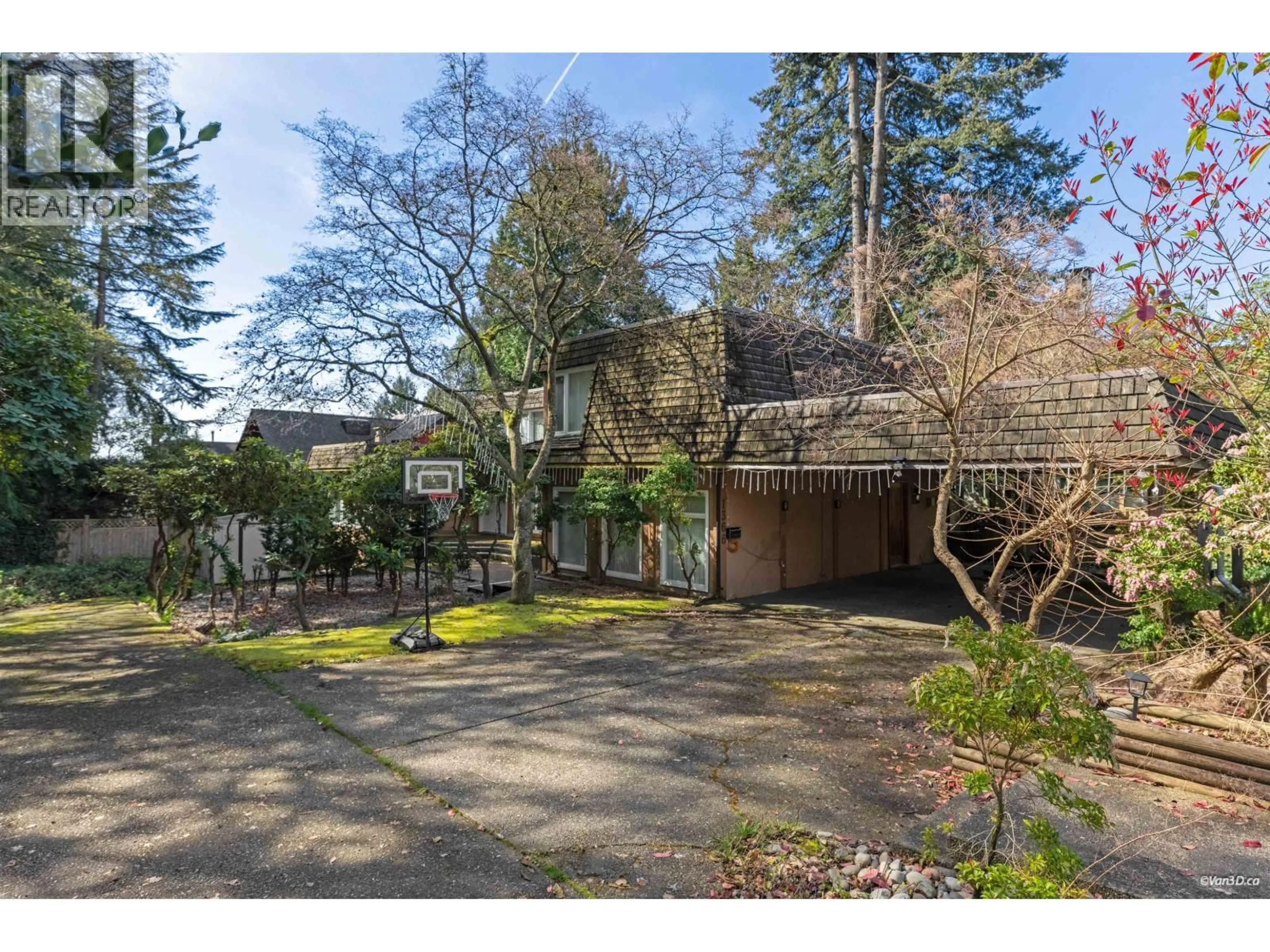 A pic from outside/outdoor area/front of a property/back of a property/a pic from drone, forest/trees view for 1366 KINGS AVENUE, West Vancouver British Columbia V7T2C6