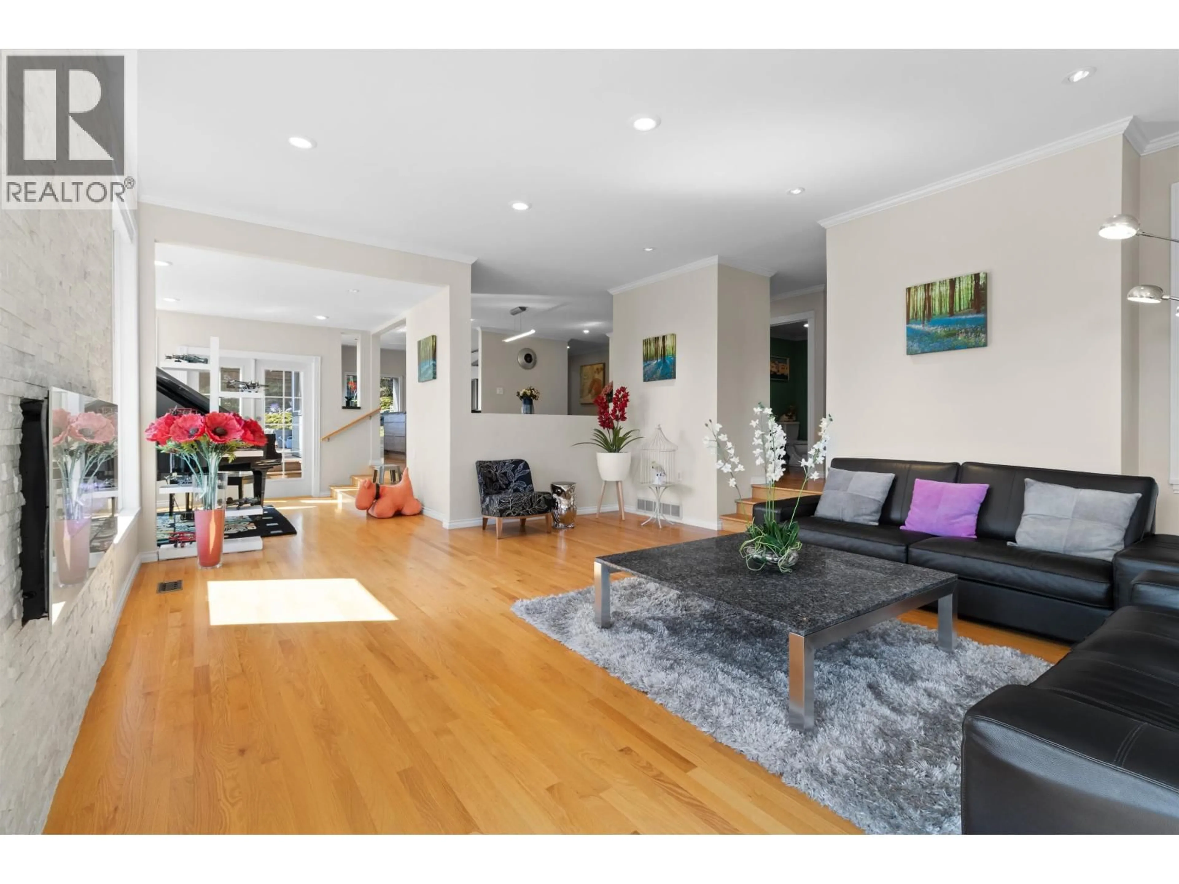 Living room with furniture, wood/laminate floor for 4635 CAULFEILD DRIVE, West Vancouver British Columbia V7W1E9