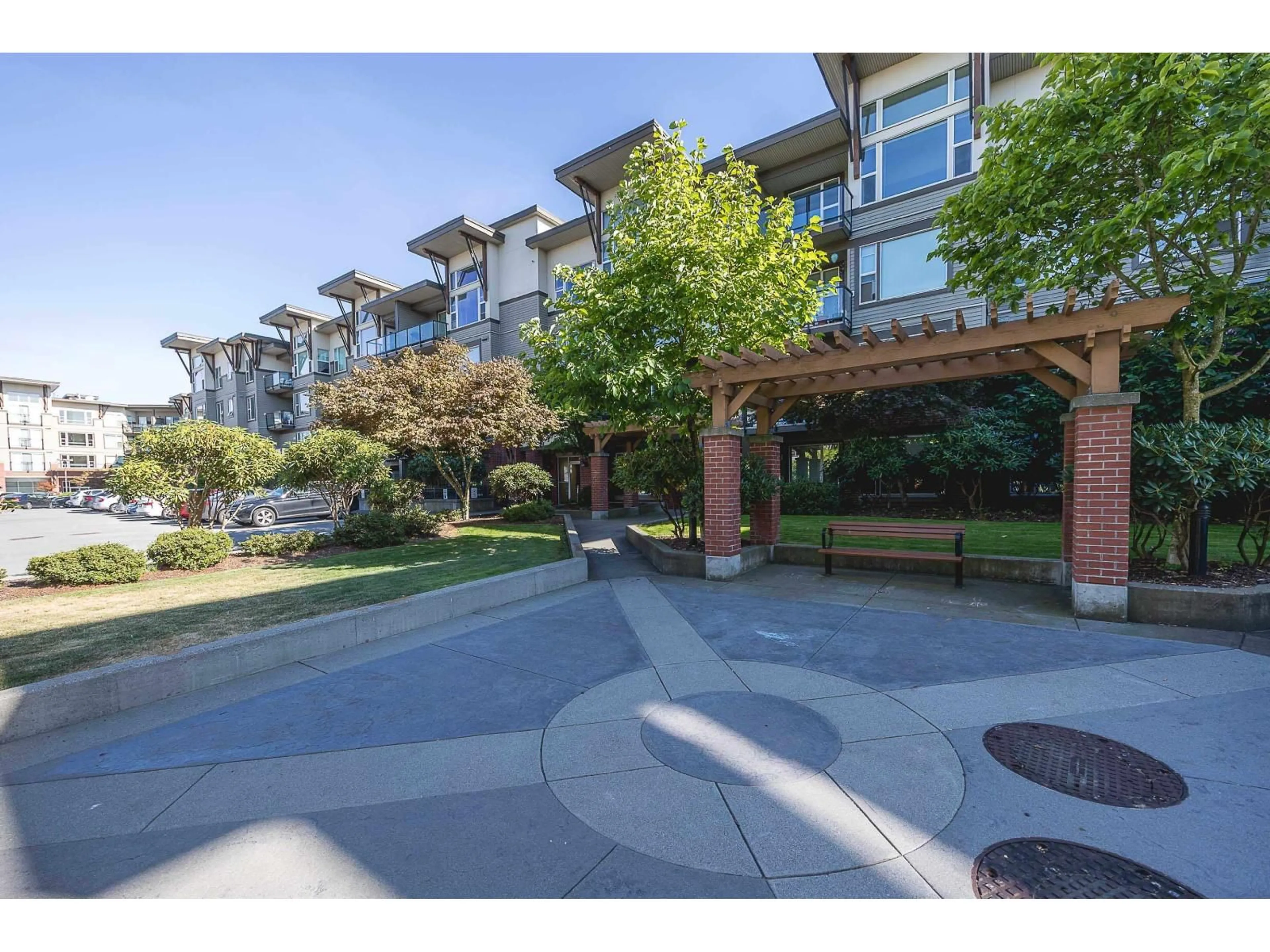 Patio, street for 220 - 33539 HOLLAND AVENUE, Abbotsford British Columbia V2S0C6