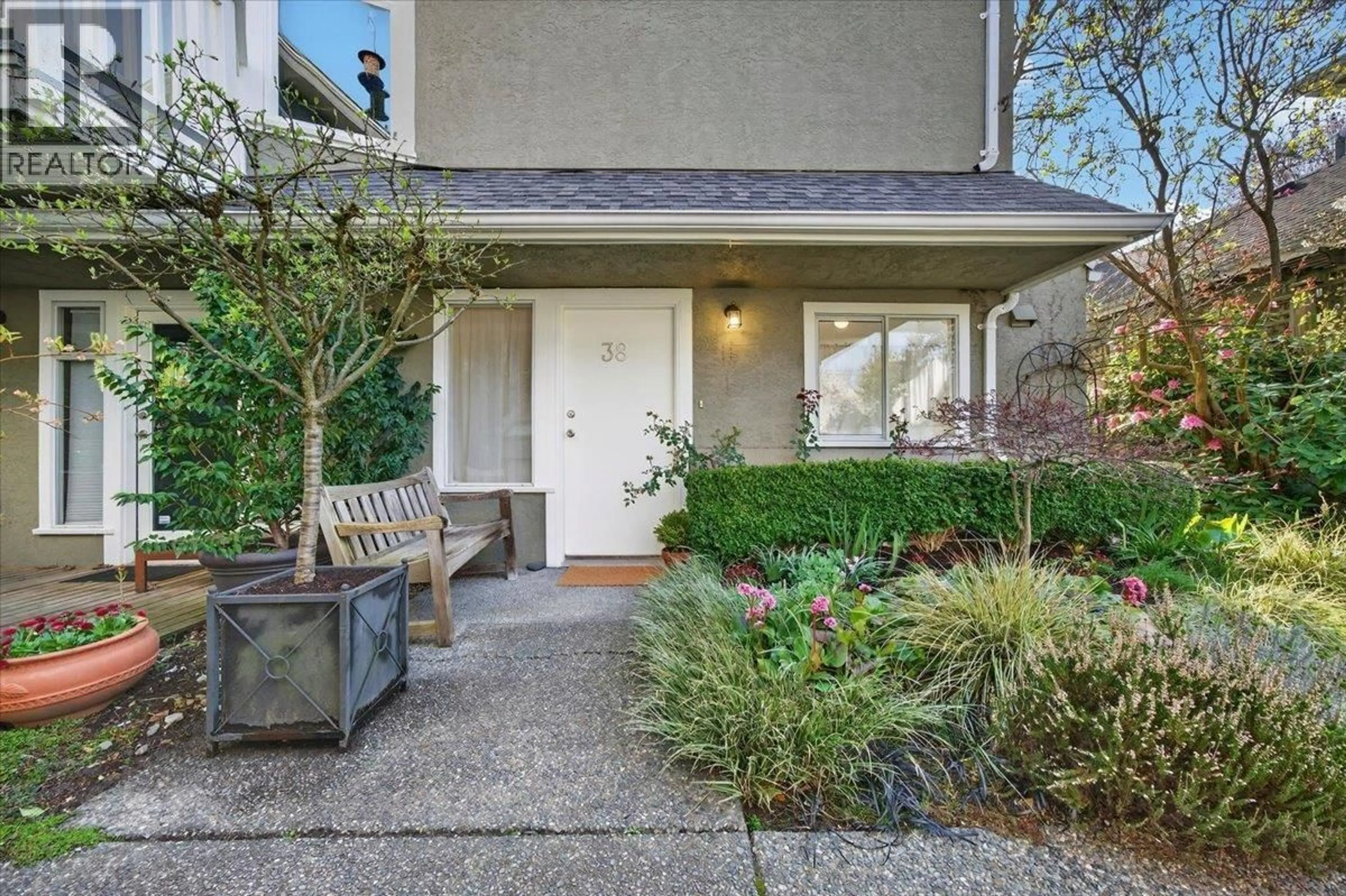 Indoor entryway for 38 14TH AVENUE, Vancouver British Columbia V5Y1W6