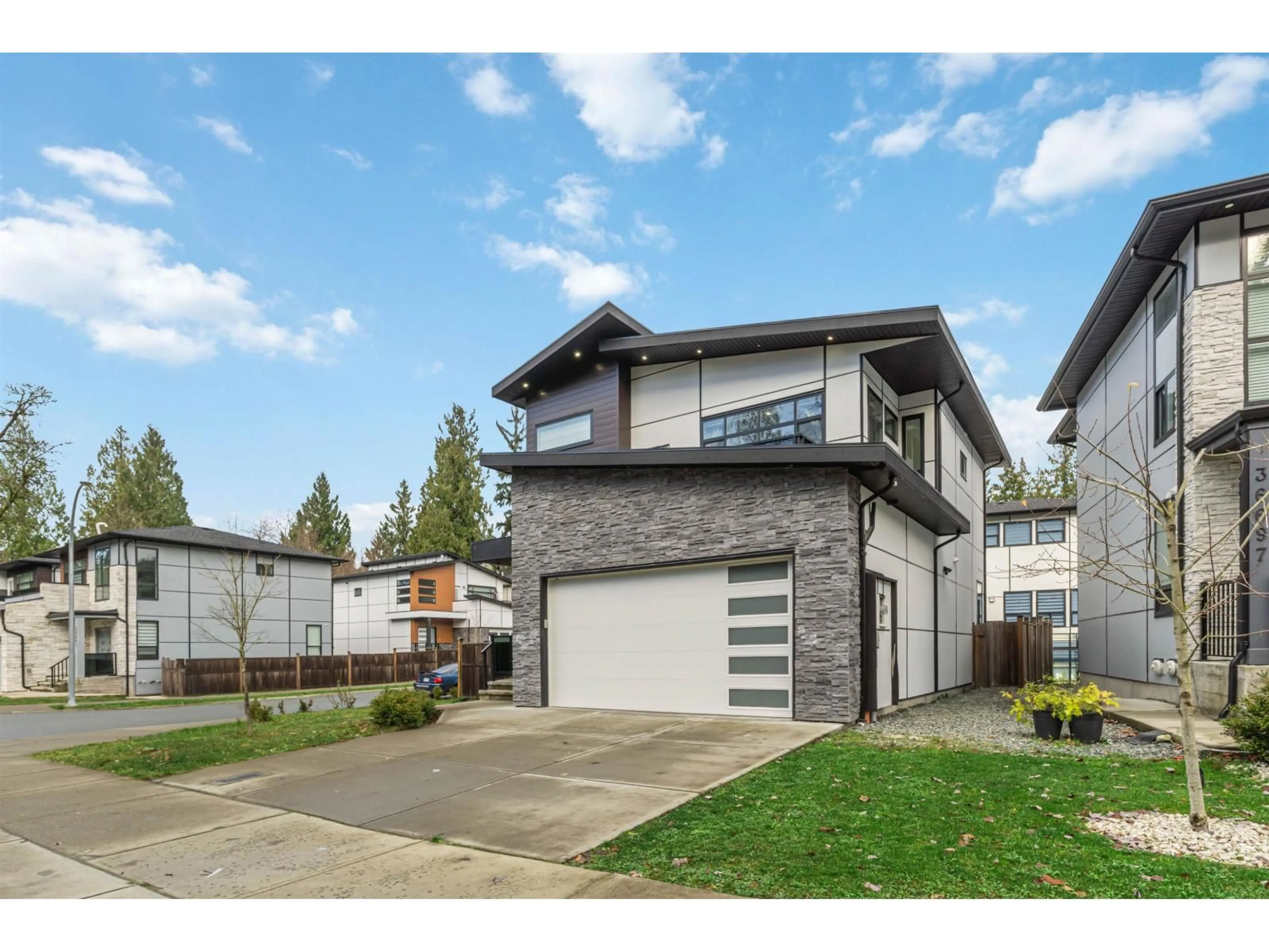 Home with vinyl exterior material, street for 36689 DIANNE BROOK AVENUE, Abbotsford British Columbia V3G0H4