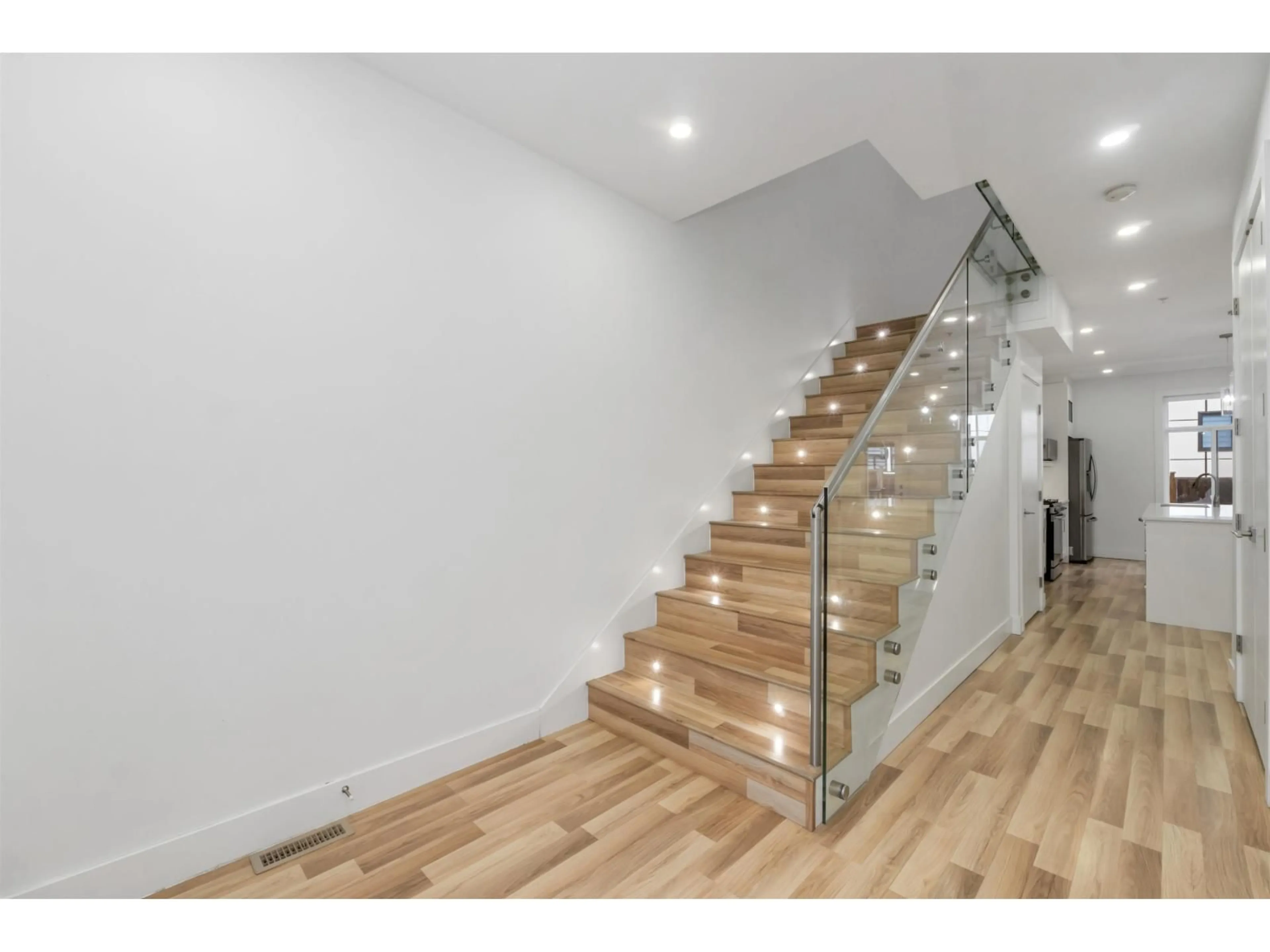 Stairs for 36689 DIANNE BROOK AVENUE, Abbotsford British Columbia V3G0H4