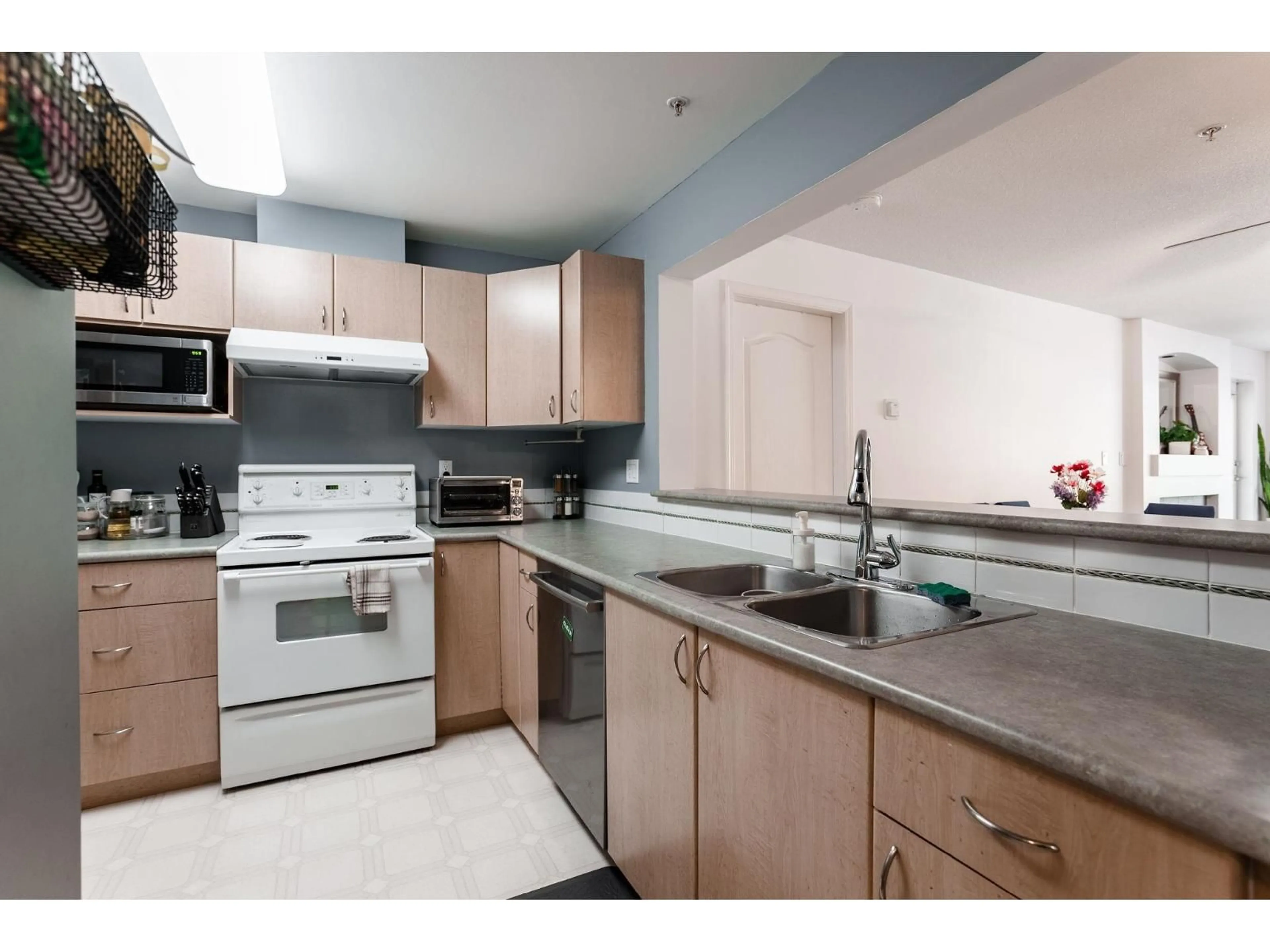Standard kitchen, unknown for 312 - 15220 GUILDFORD DRIVE, Surrey British Columbia V3R0Y6