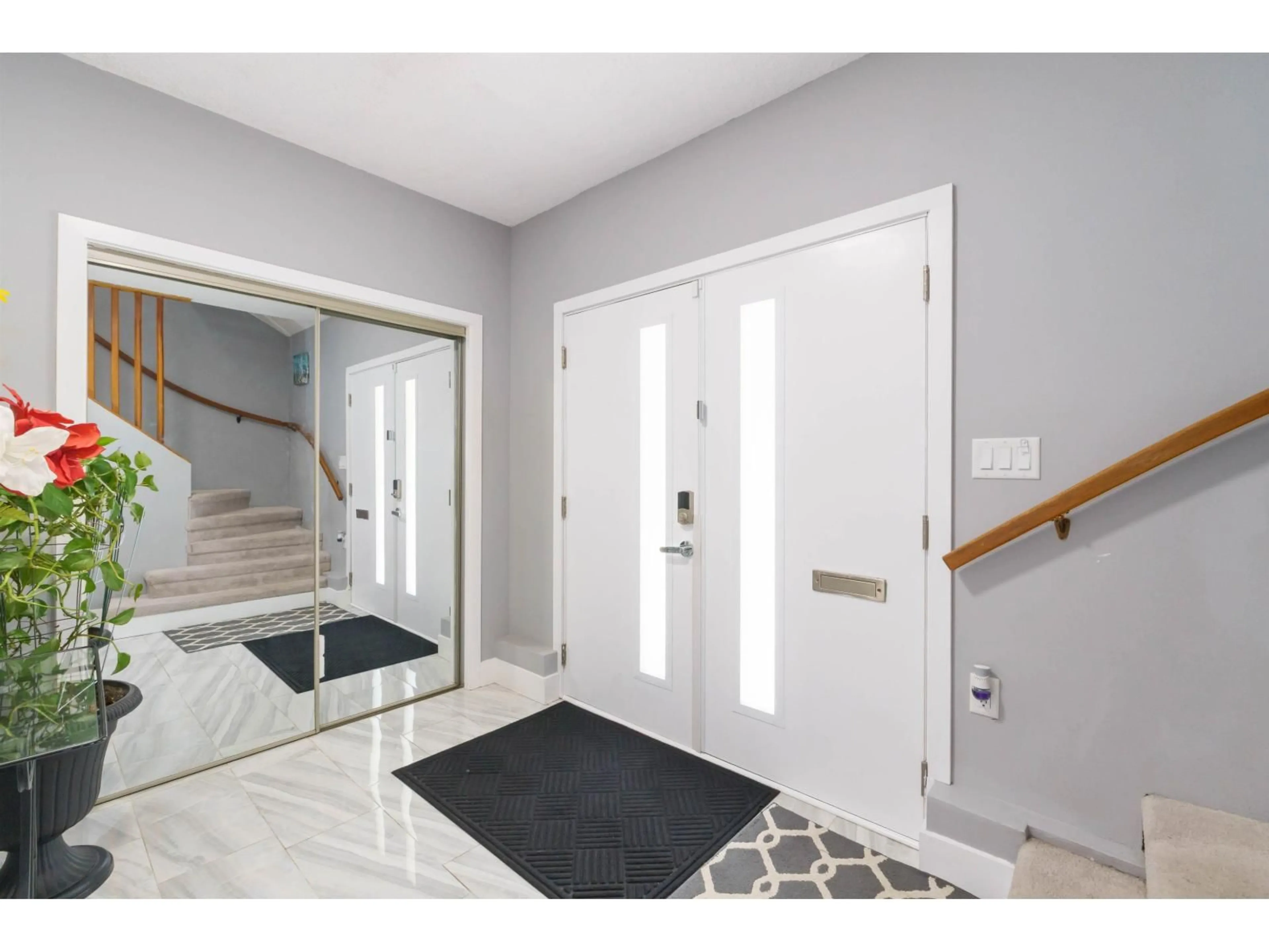 Indoor entryway for 14471 85A AVENUE, Surrey British Columbia V3S5W3