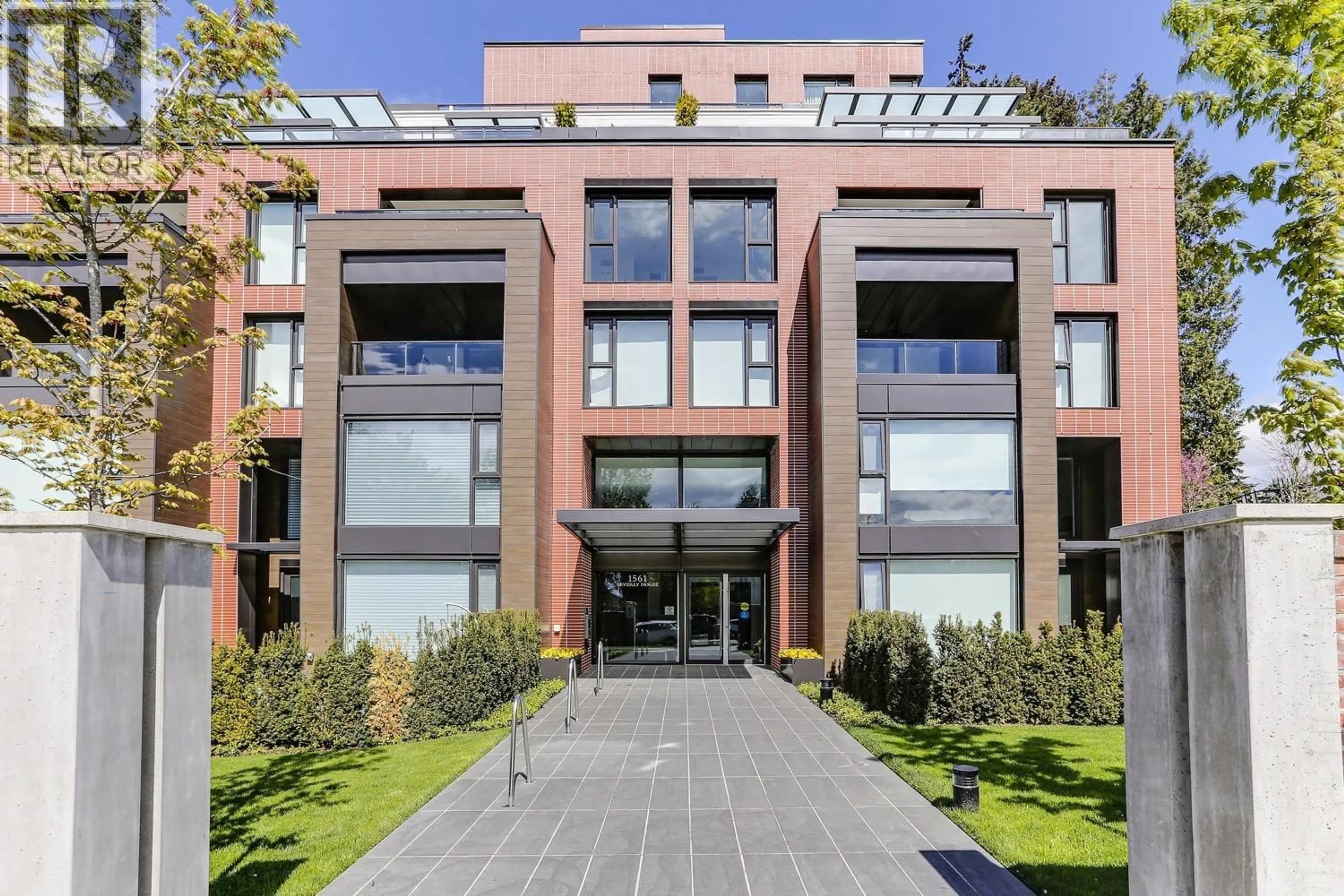 Indoor foyer for 703 - 1561 57TH, Vancouver British Columbia V6P0H5