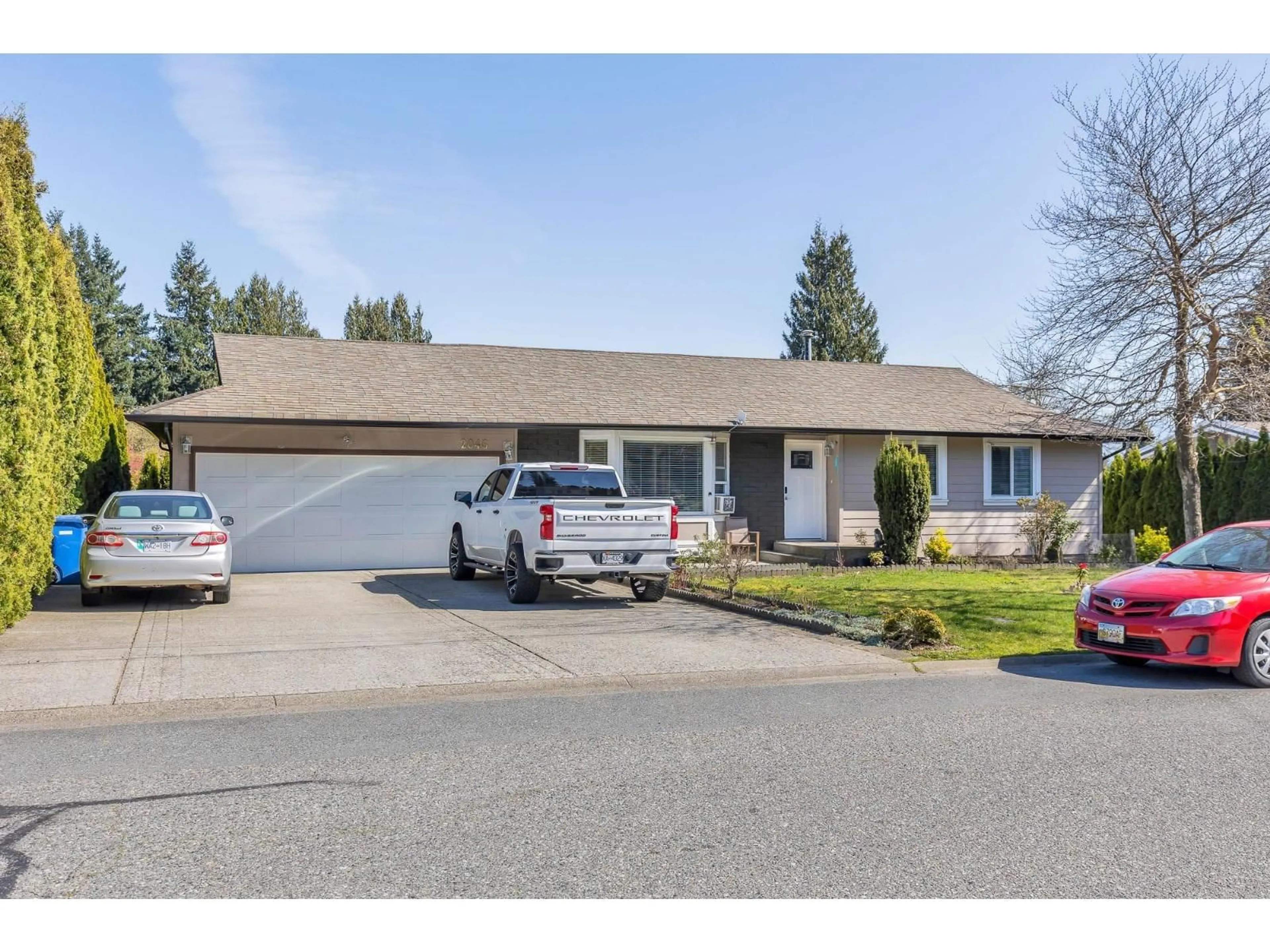 Home with vinyl exterior material, street for 2046 MAJESTIC CRESCENT, Abbotsford British Columbia V2T3G1