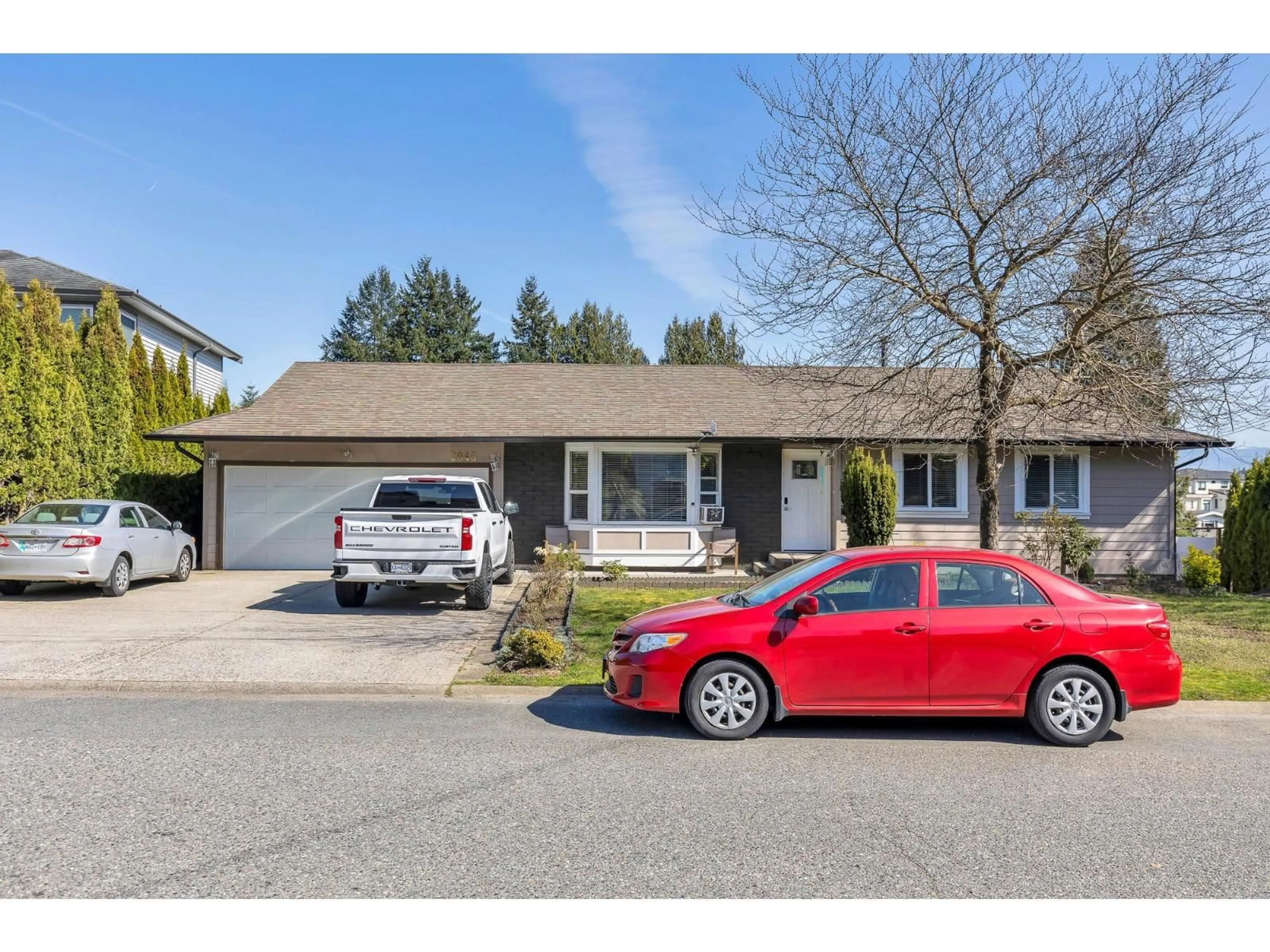 Home with vinyl exterior material, street for 2046 MAJESTIC CRESCENT, Abbotsford British Columbia V2T3G1