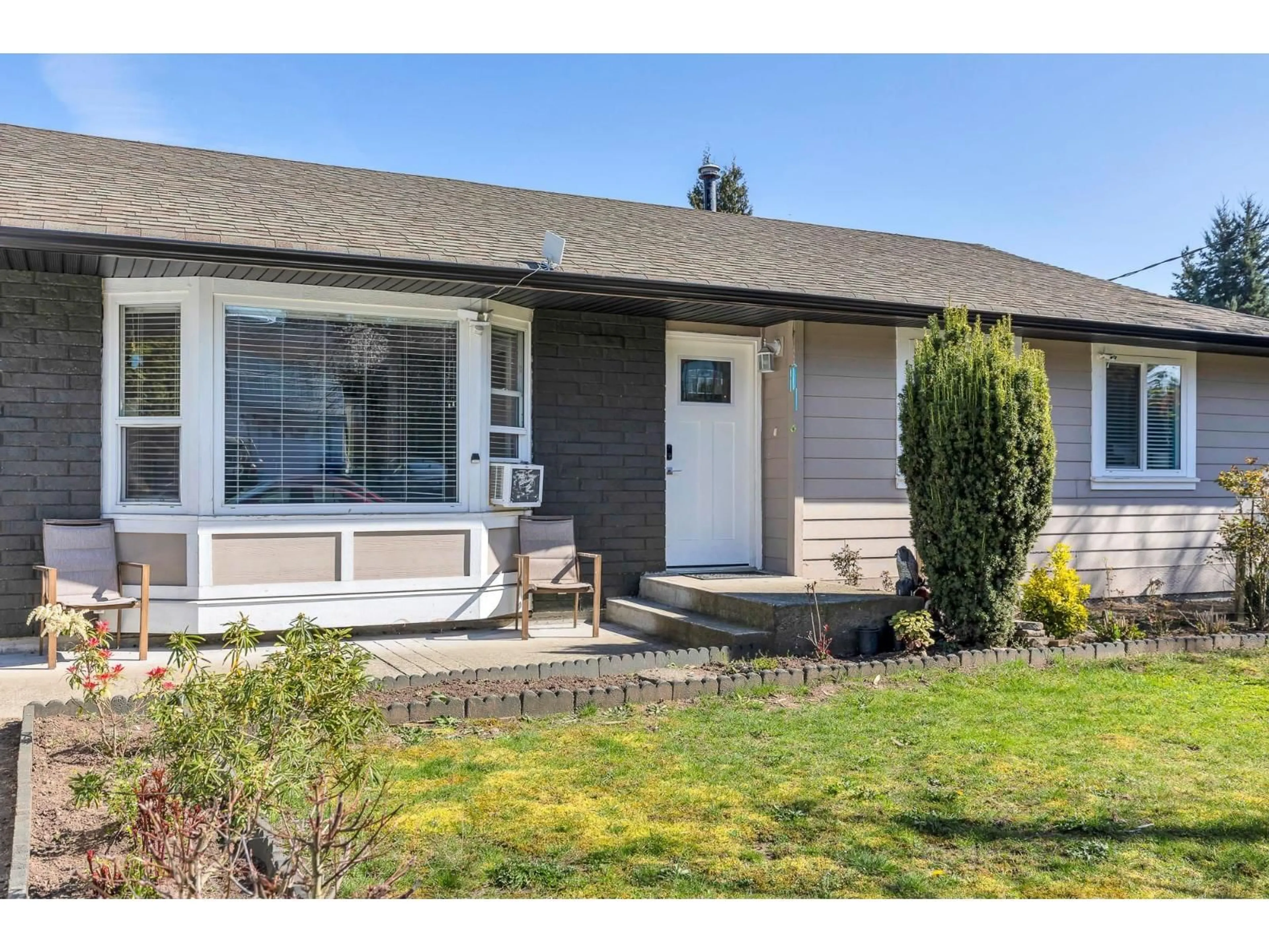 Home with vinyl exterior material, street for 2046 MAJESTIC CRESCENT, Abbotsford British Columbia V2T3G1