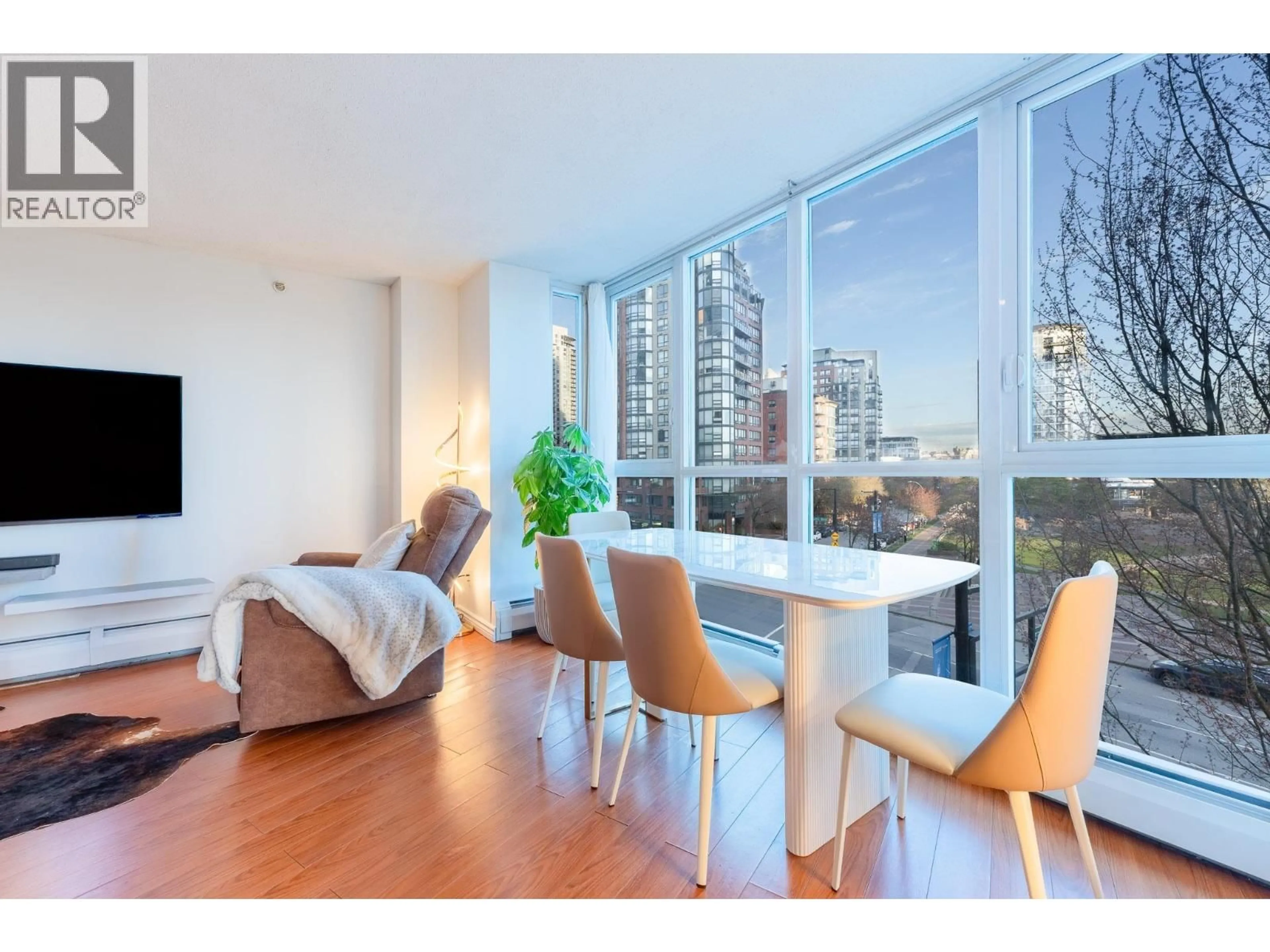 Living room with furniture, wood/laminate floor for 505 - 388 DRAKE STREET, Vancouver British Columbia V6B6A8