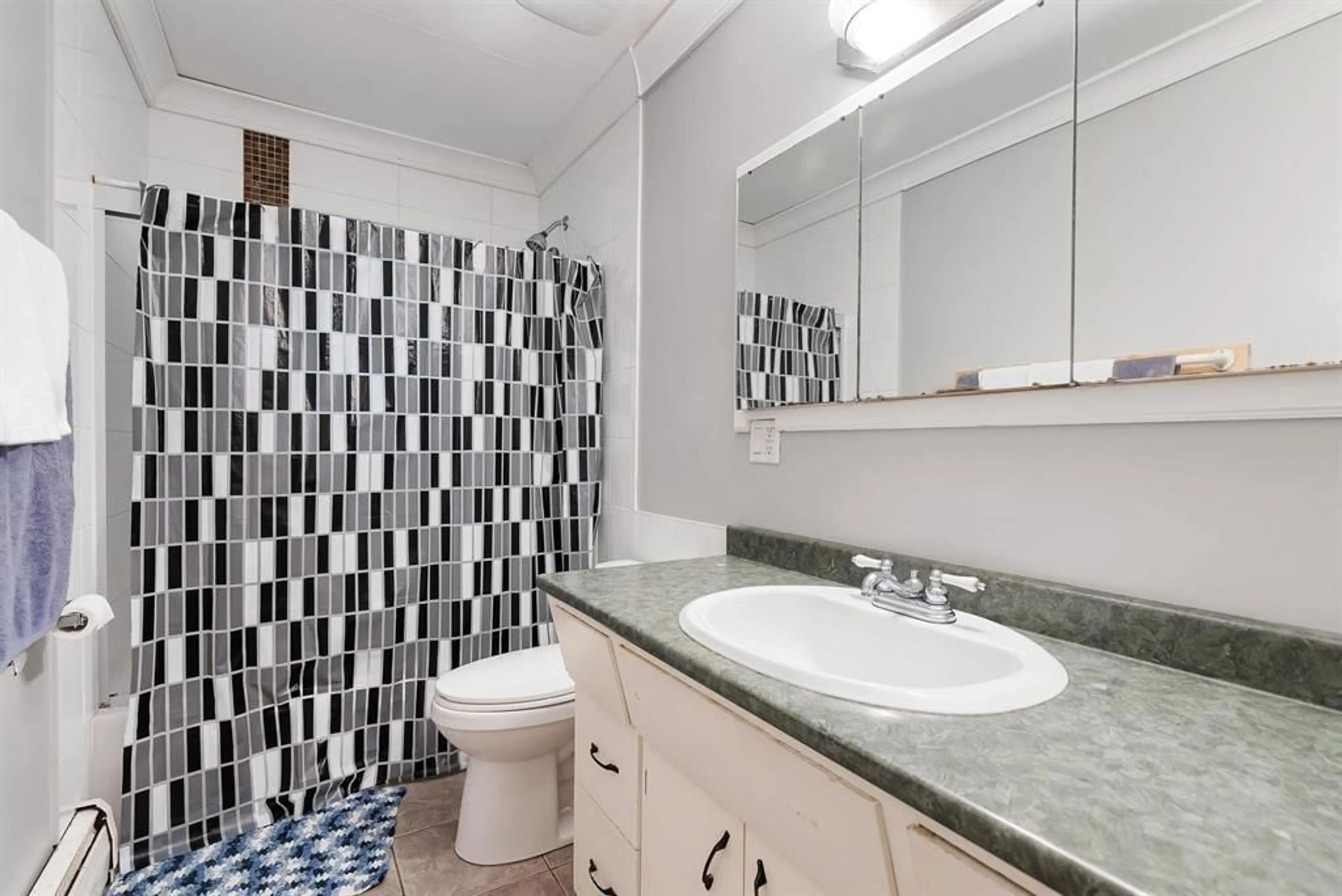 Standard bathroom, ceramic/tile floor for 2889 ROYAL STREET, Abbotsford British Columbia V2T2H6
