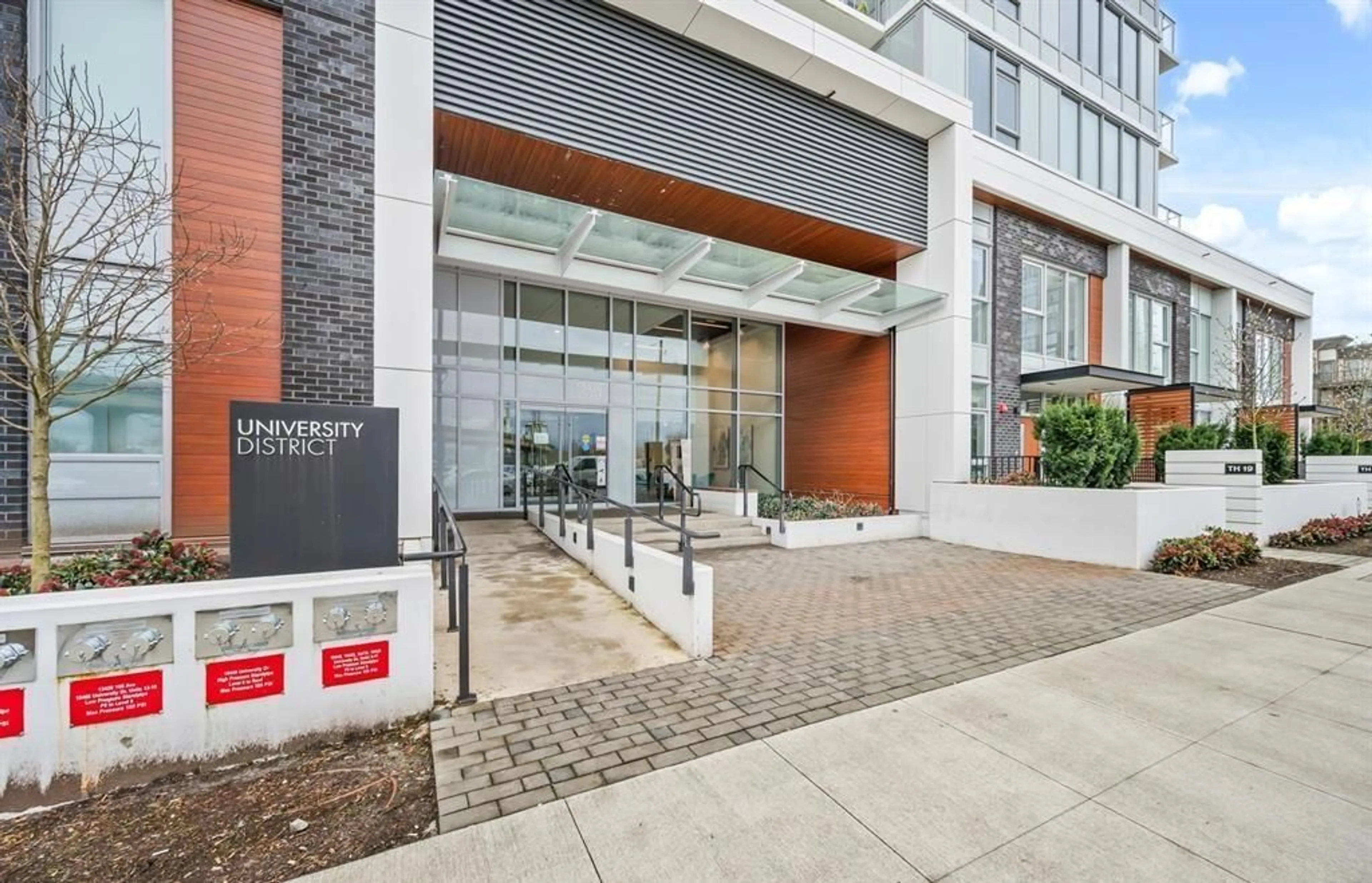 Indoor foyer for 906 - 13428 105 AVENUE, Surrey British Columbia V3T0S6