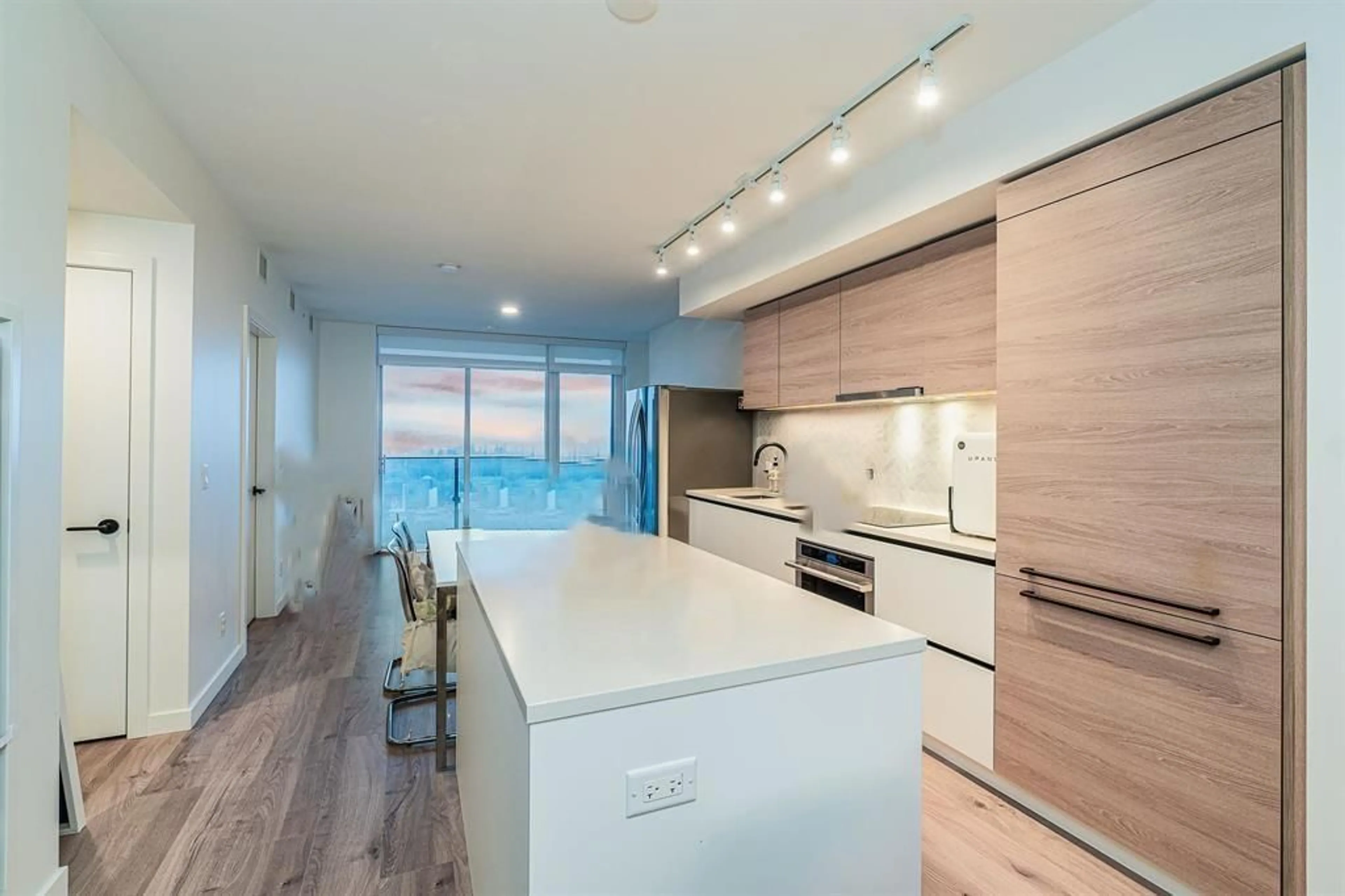Open concept kitchen, wood/laminate floor for 906 - 13428 105 AVENUE, Surrey British Columbia V3T0S6