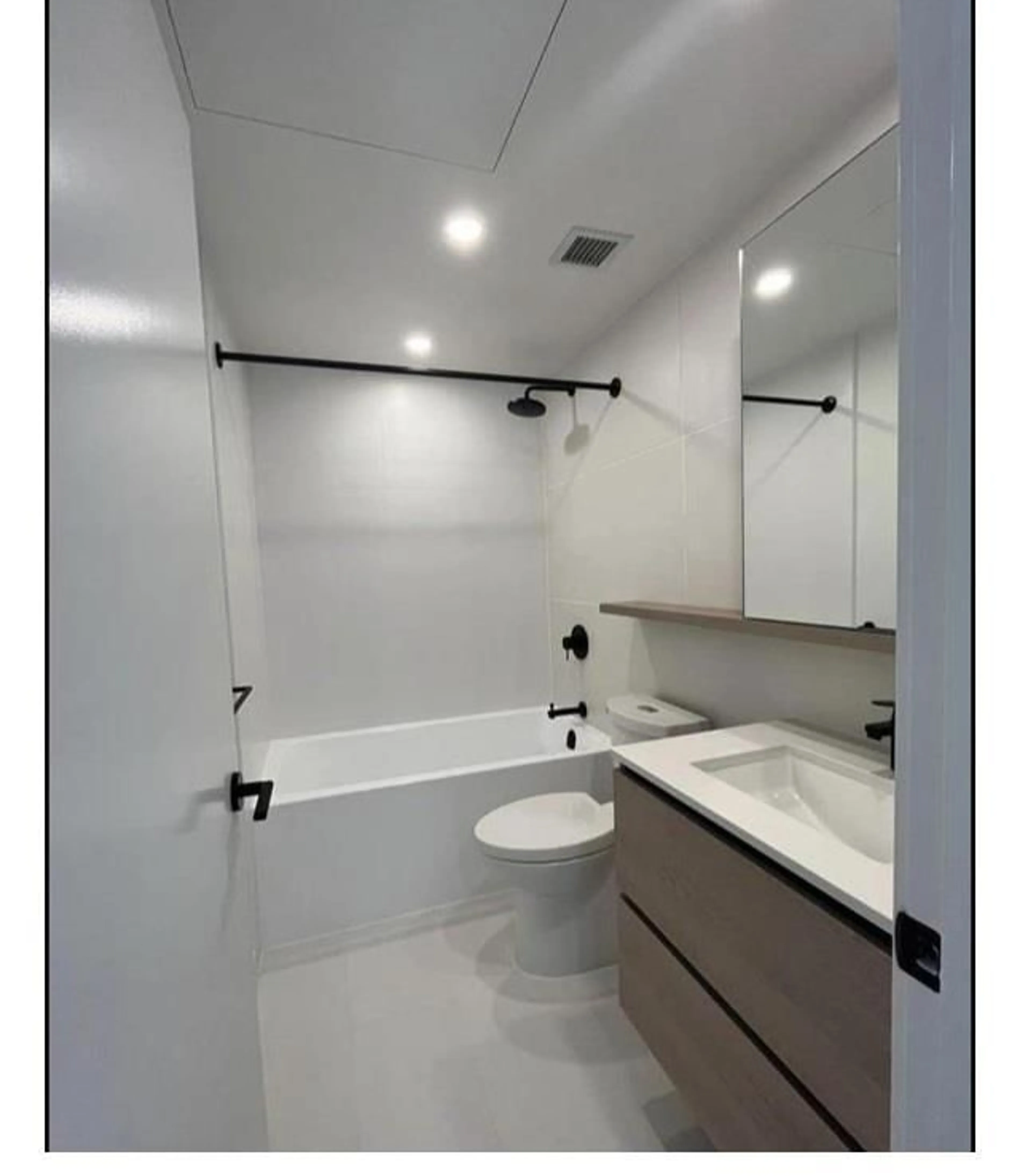 Standard bathroom, unknown for 906 - 13428 105 AVENUE, Surrey British Columbia V3T0S6