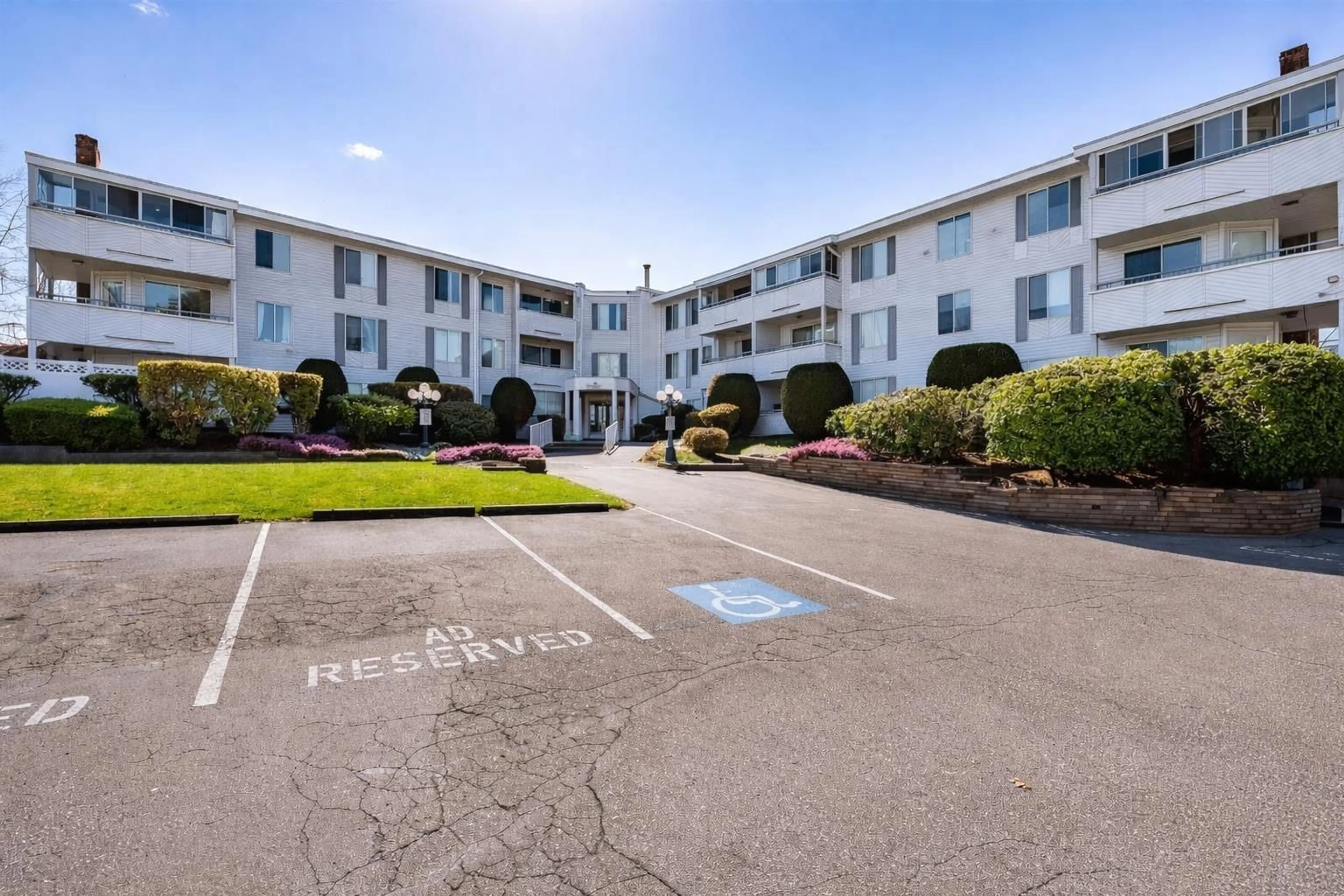 Patio, mountain view for 107 - 32950 AMICUS PLACE, Abbotsford British Columbia V2S6G9