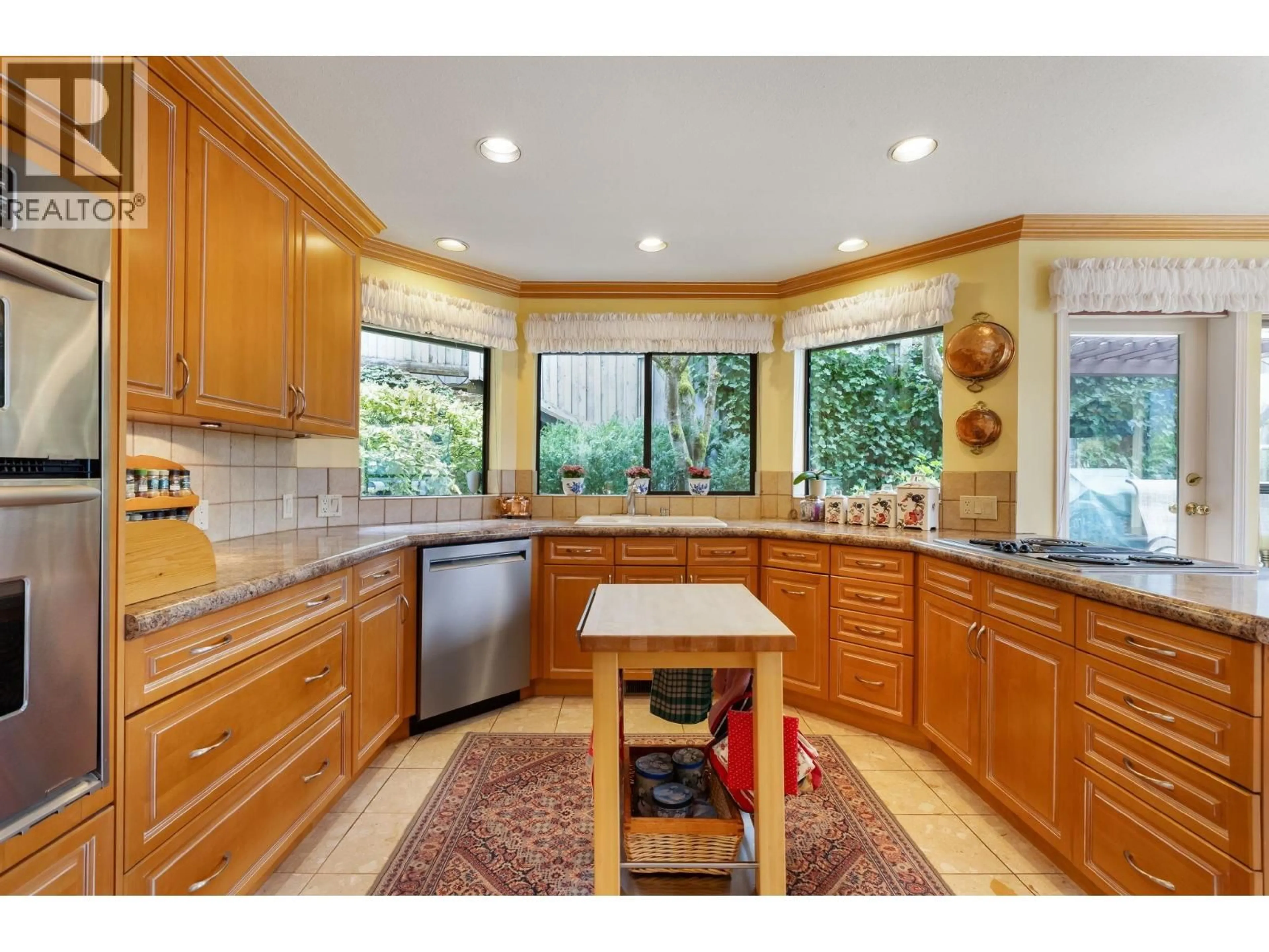 Open concept kitchen, ceramic/tile floor for 5180 MEADFEILD ROAD, West Vancouver British Columbia V7W3B8