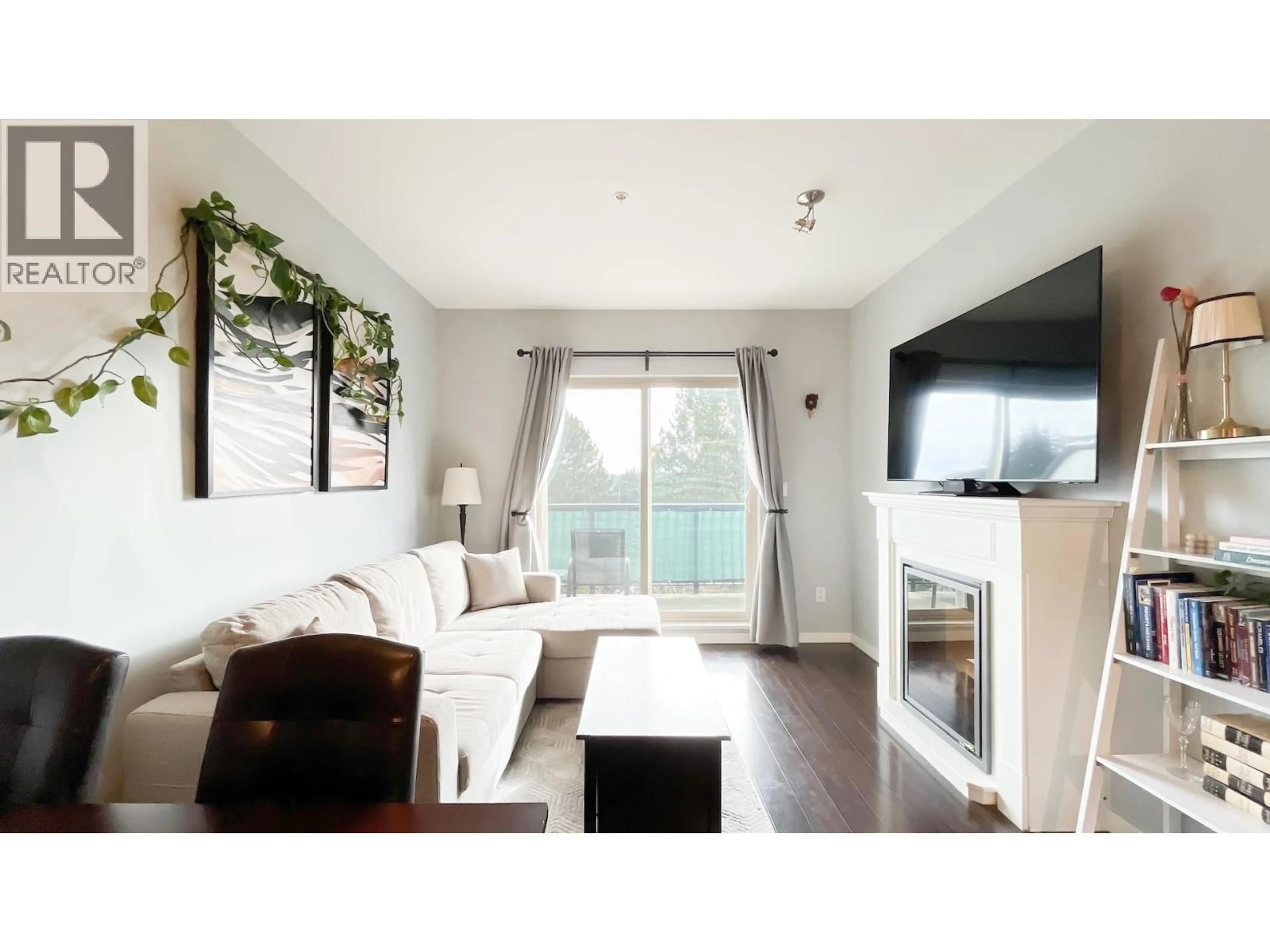 Living room with furniture, wood/laminate floor for 308 - 22290 NORTH AVENUE, Maple Ridge British Columbia V2X8Z8