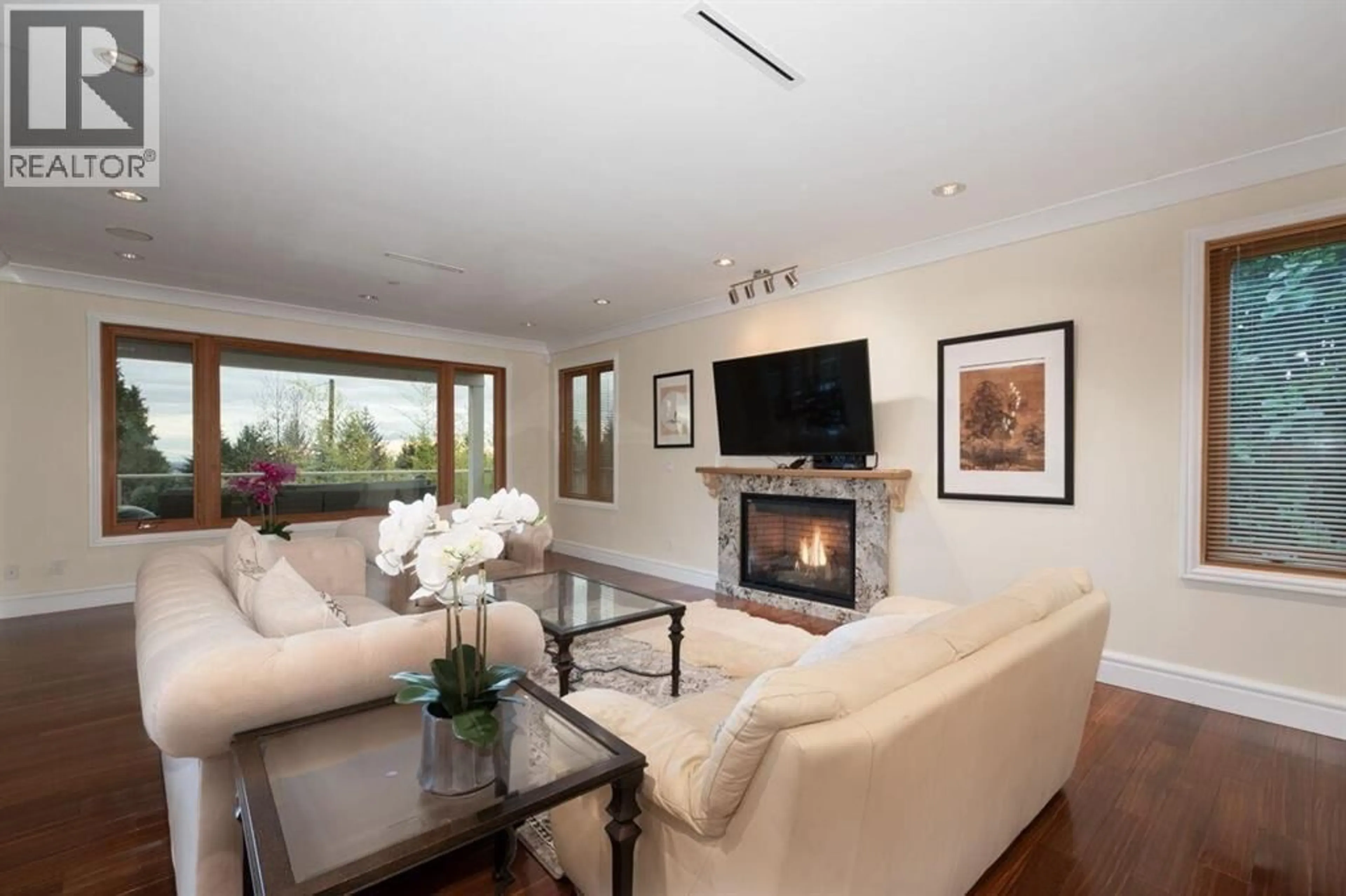 Living room with furniture, wood/laminate floor for 950 GREENWOOD ROAD, West Vancouver British Columbia V7S1X7