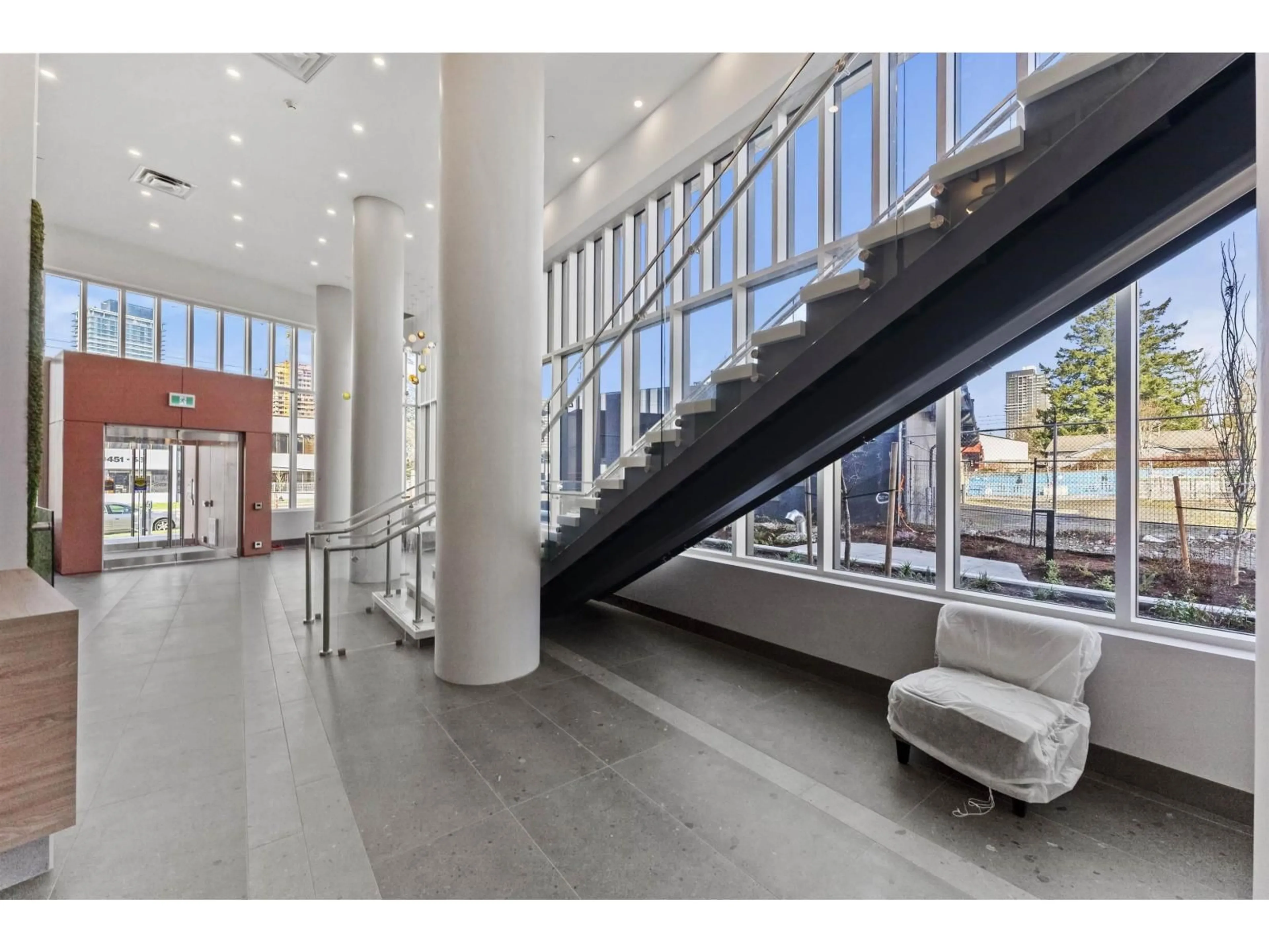 Indoor foyer for 605 - 10428 WHALLEY BOULEVARD, Surrey British Columbia V3T0W2