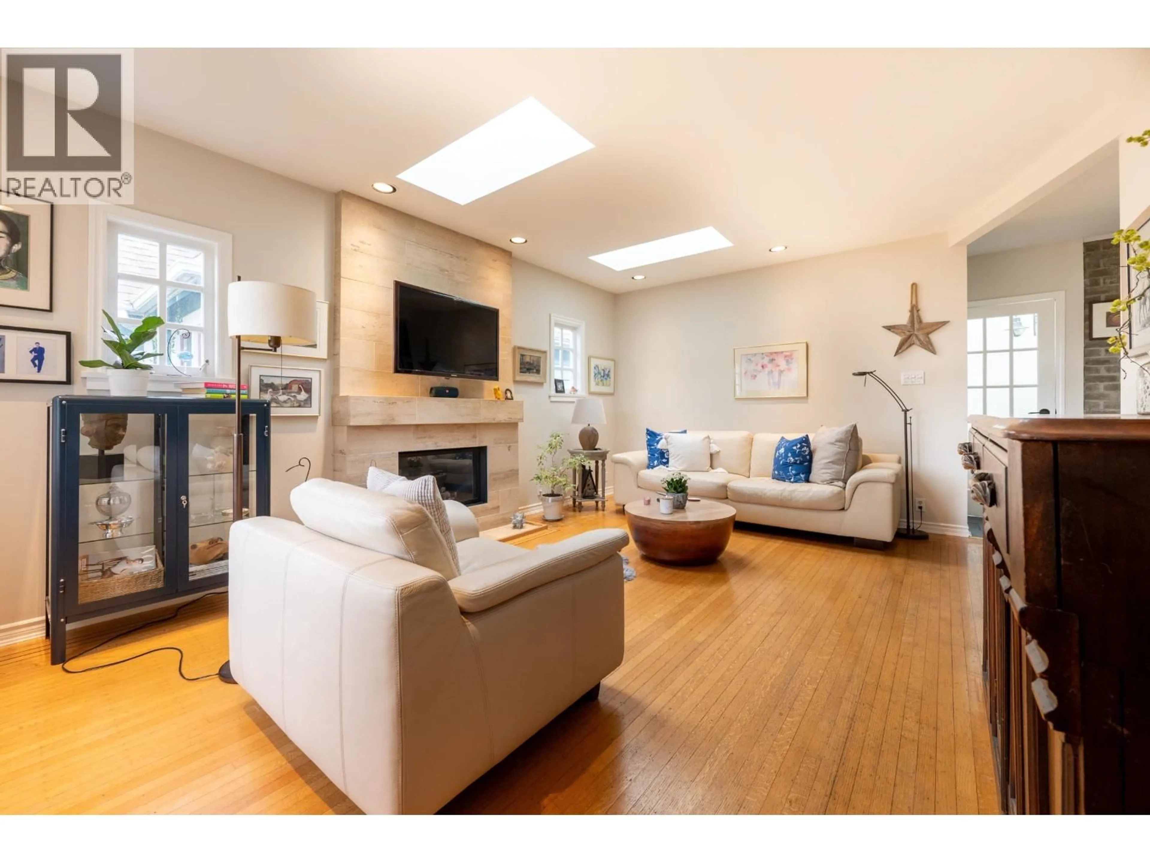 Living room with furniture, wood/laminate floor for 4047 32ND AVENUE, Vancouver British Columbia V6S1Z5