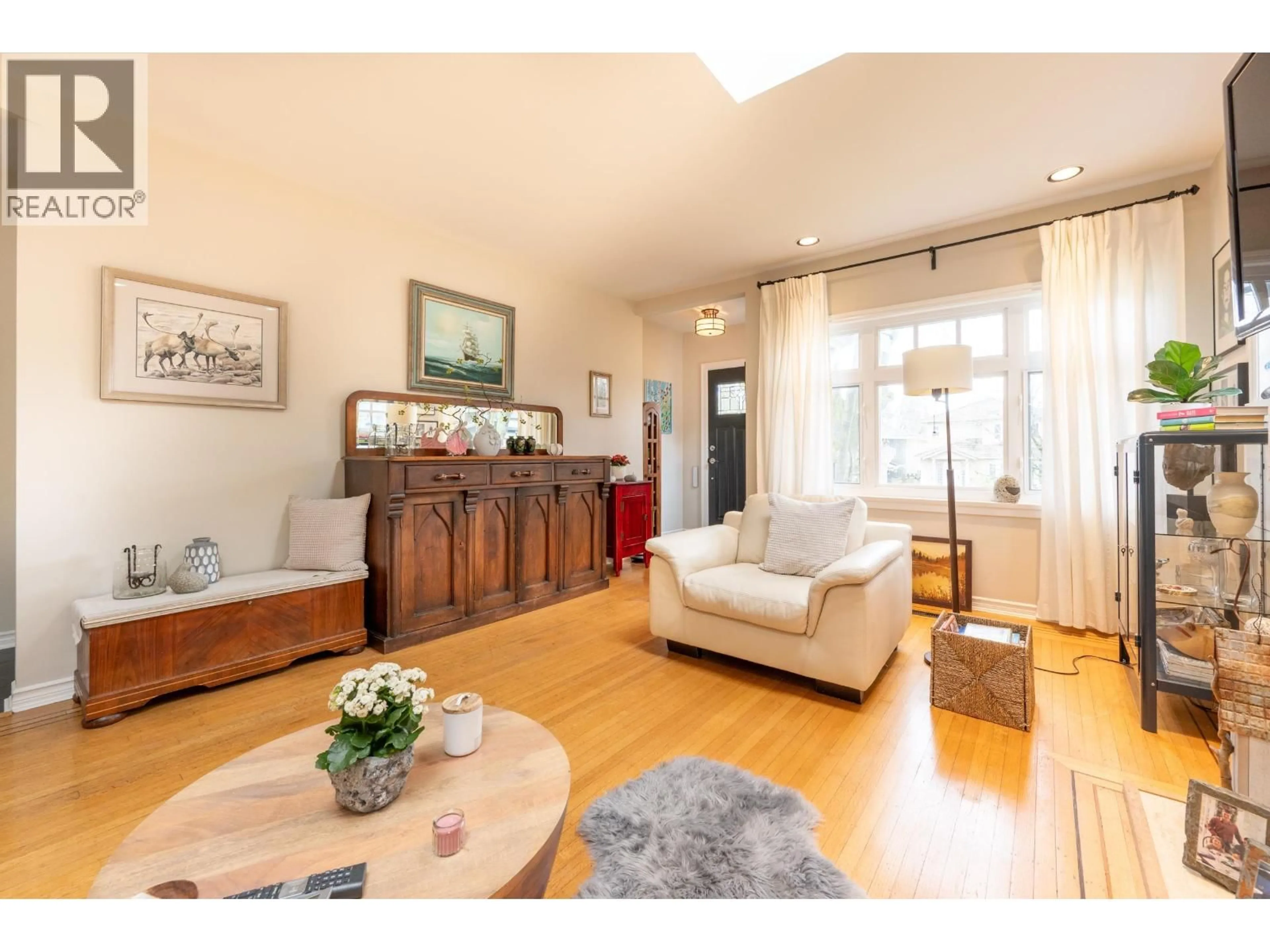 Living room with furniture, wood/laminate floor for 4047 32ND AVENUE, Vancouver British Columbia V6S1Z5
