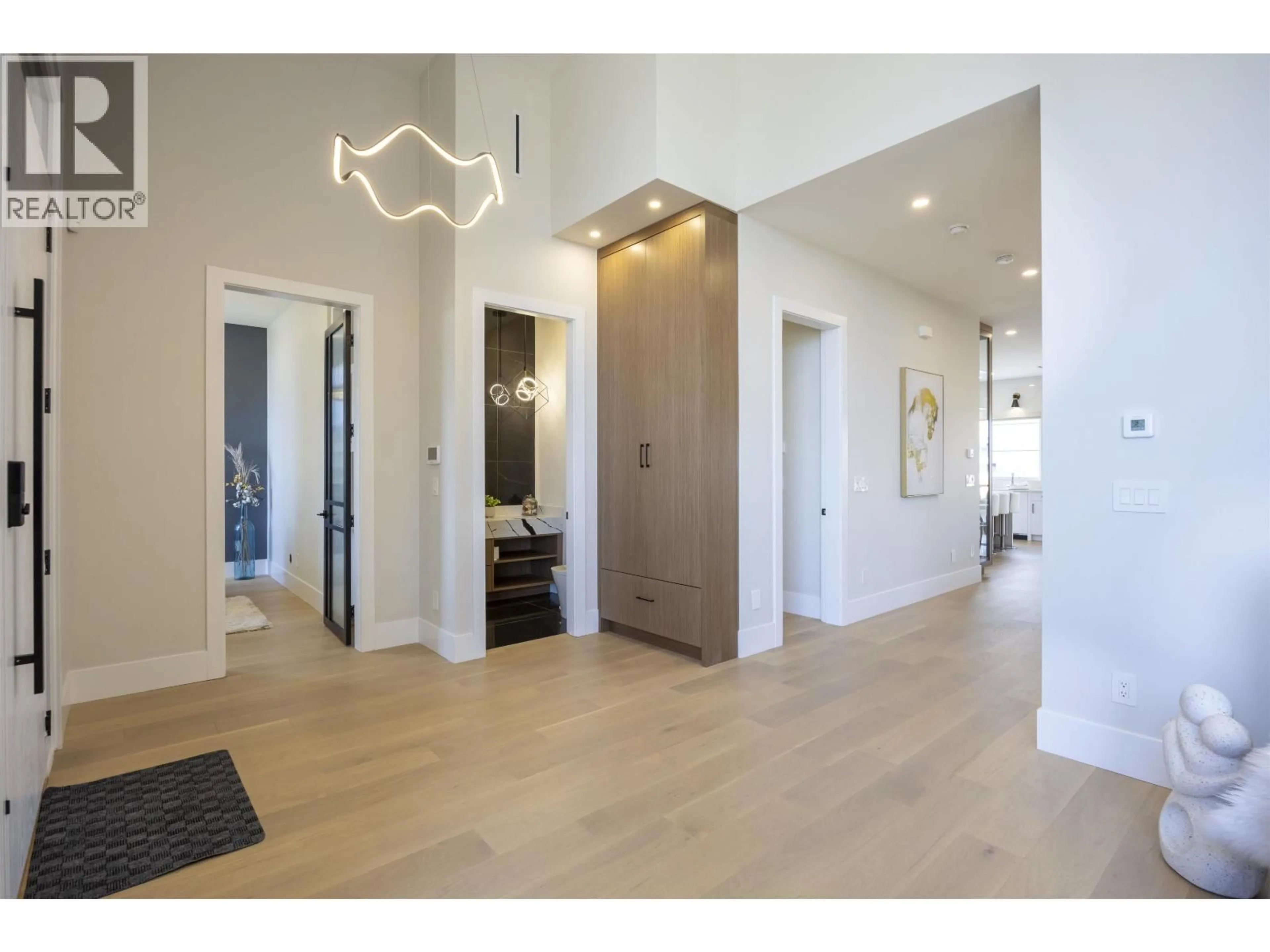 Indoor entryway for 8093 14TH AVENUE, Burnaby British Columbia V3N2B5