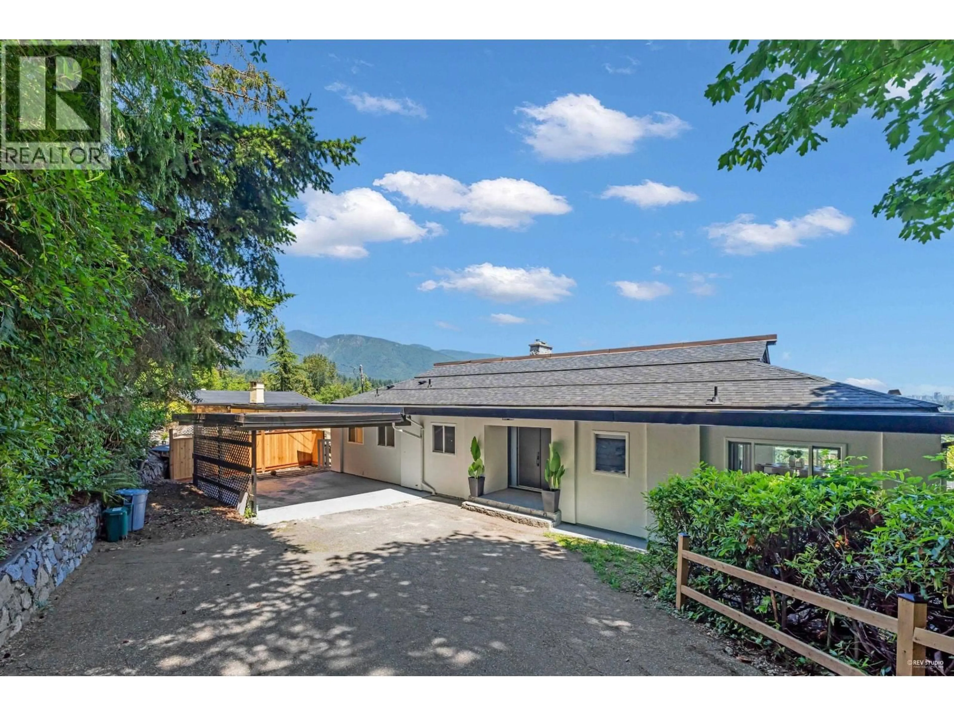 A pic from outside/outdoor area/front of a property/back of a property/a pic from drone, mountain view for 818 YOUNETTE DRIVE, West Vancouver British Columbia V7T1S9