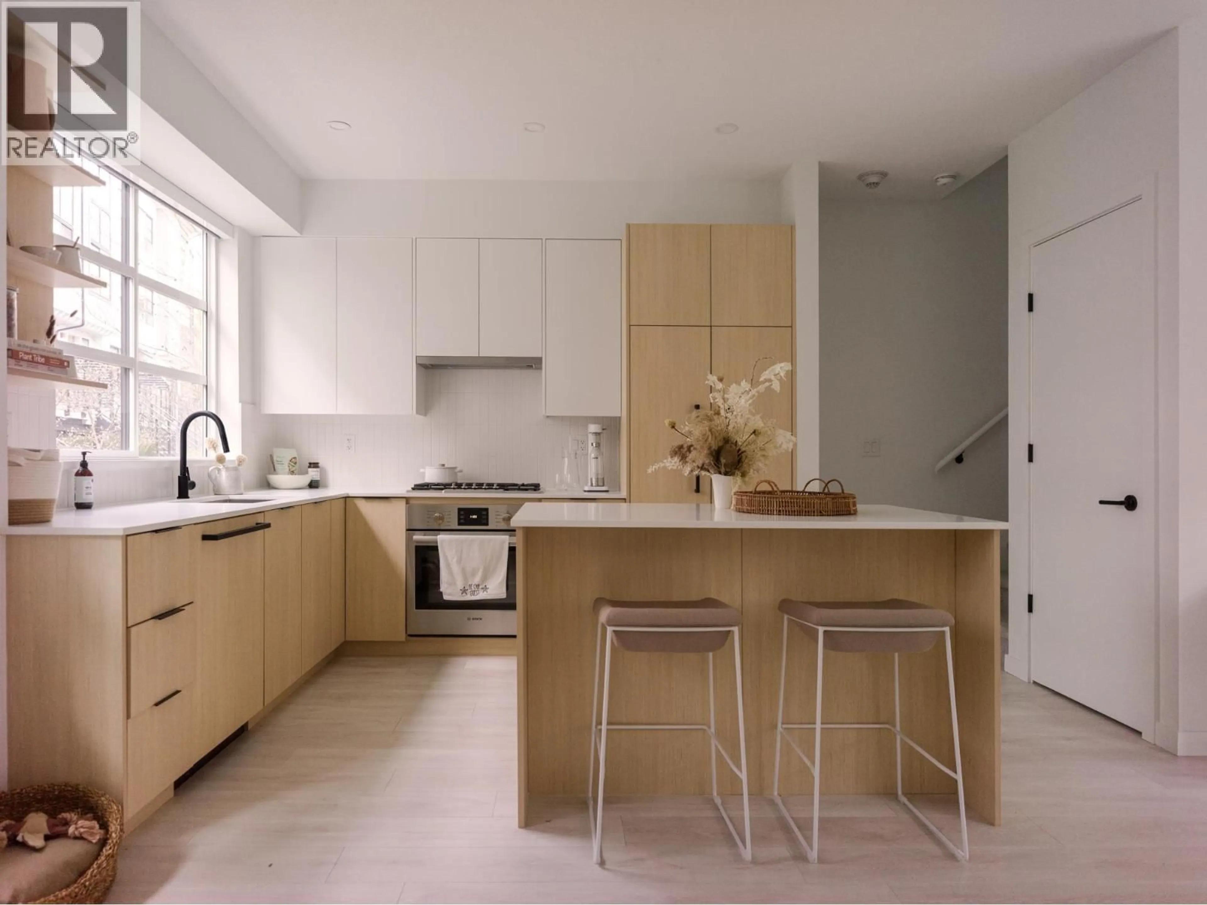 Contemporary kitchen, unknown for 126 - 2045 HERITAGE PARK LANE, North Vancouver British Columbia V7H0E3