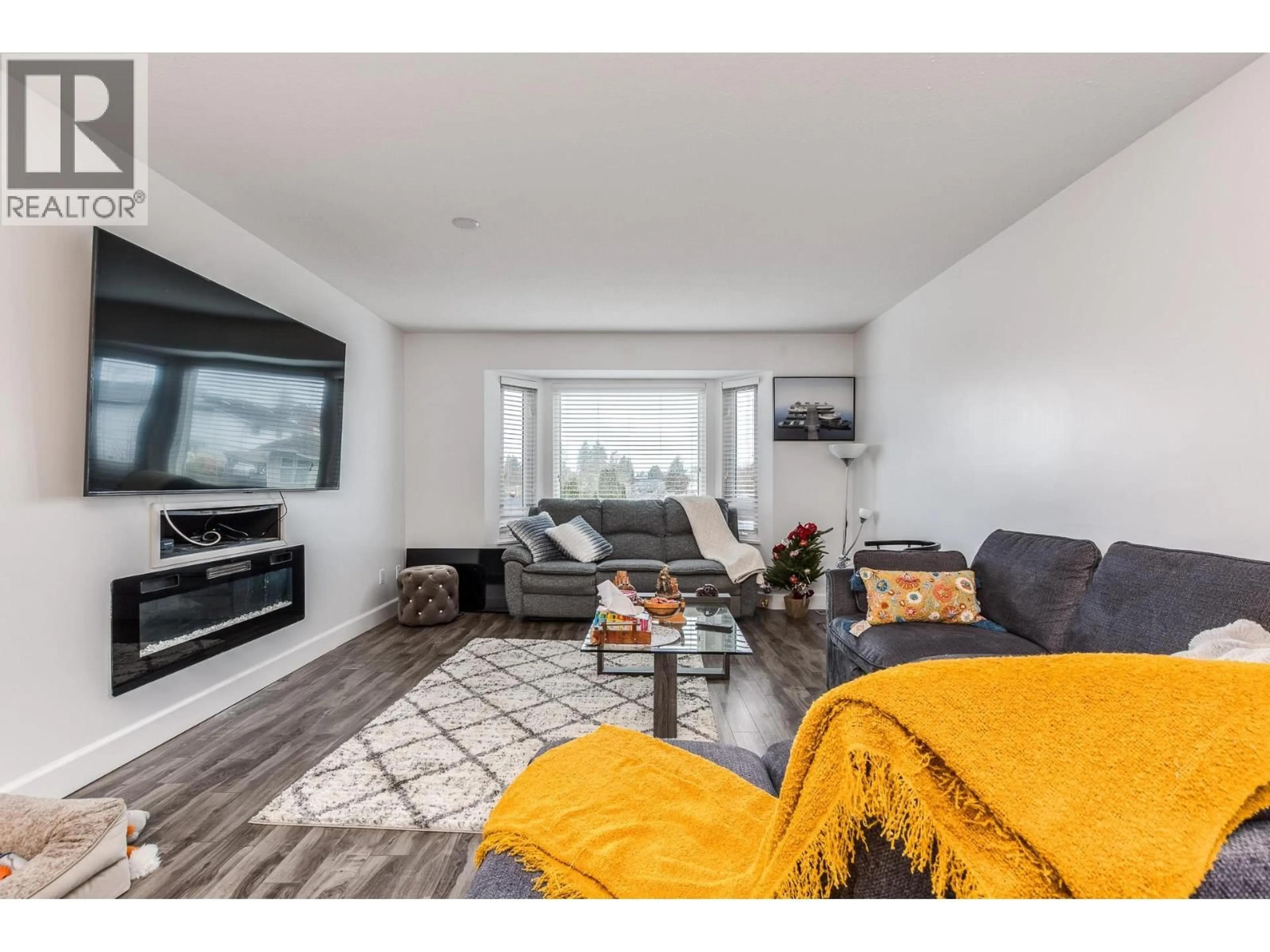 Living room with furniture, wood/laminate floor for 11390 HARRISON STREET, Maple Ridge British Columbia V2X9L2