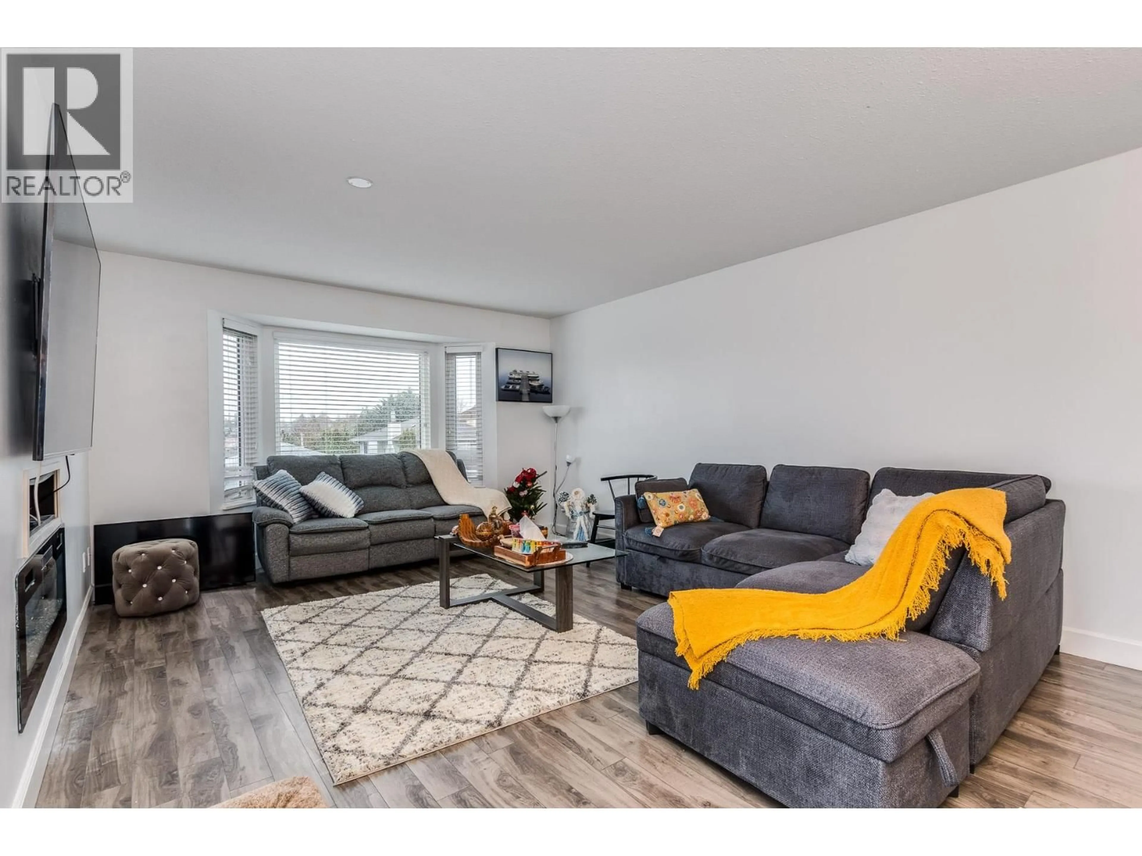 Living room with furniture, wood/laminate floor for 11390 HARRISON STREET, Maple Ridge British Columbia V2X9L2