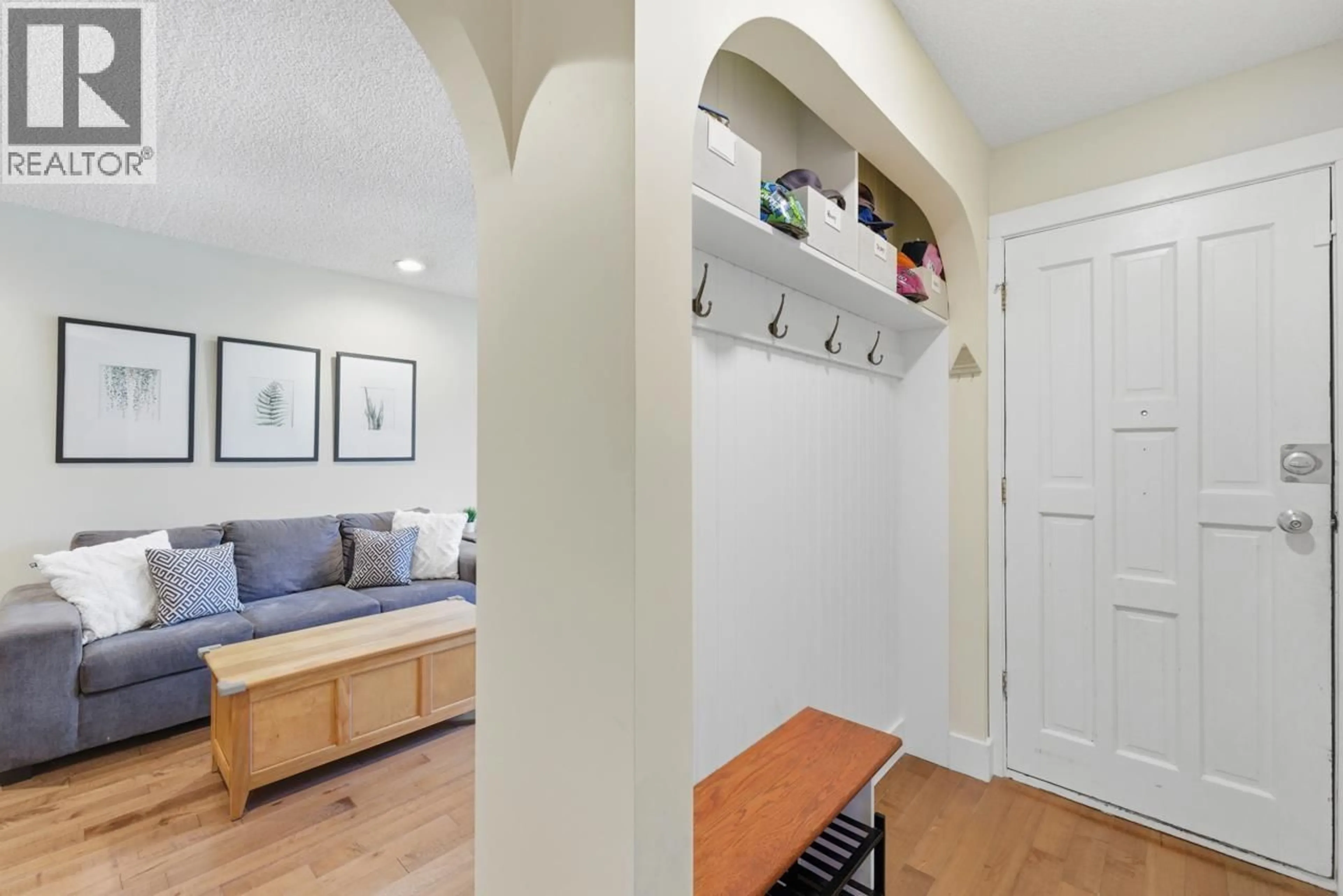 Indoor entryway for 1762 EVELYN STREET, North Vancouver British Columbia V7K1V1