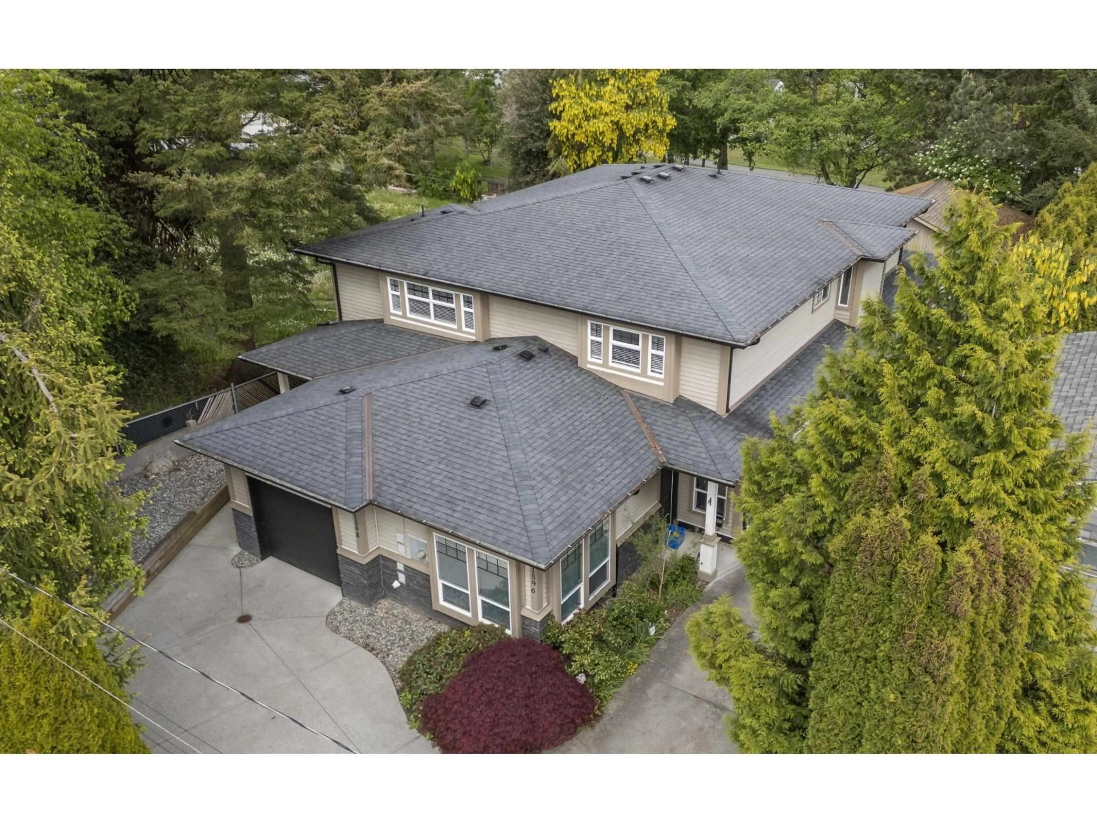 A pic from outside/outdoor area/front of a property/back of a property/a pic from drone, street for 1598 PARKER PLACE, White Rock British Columbia V4B4S5