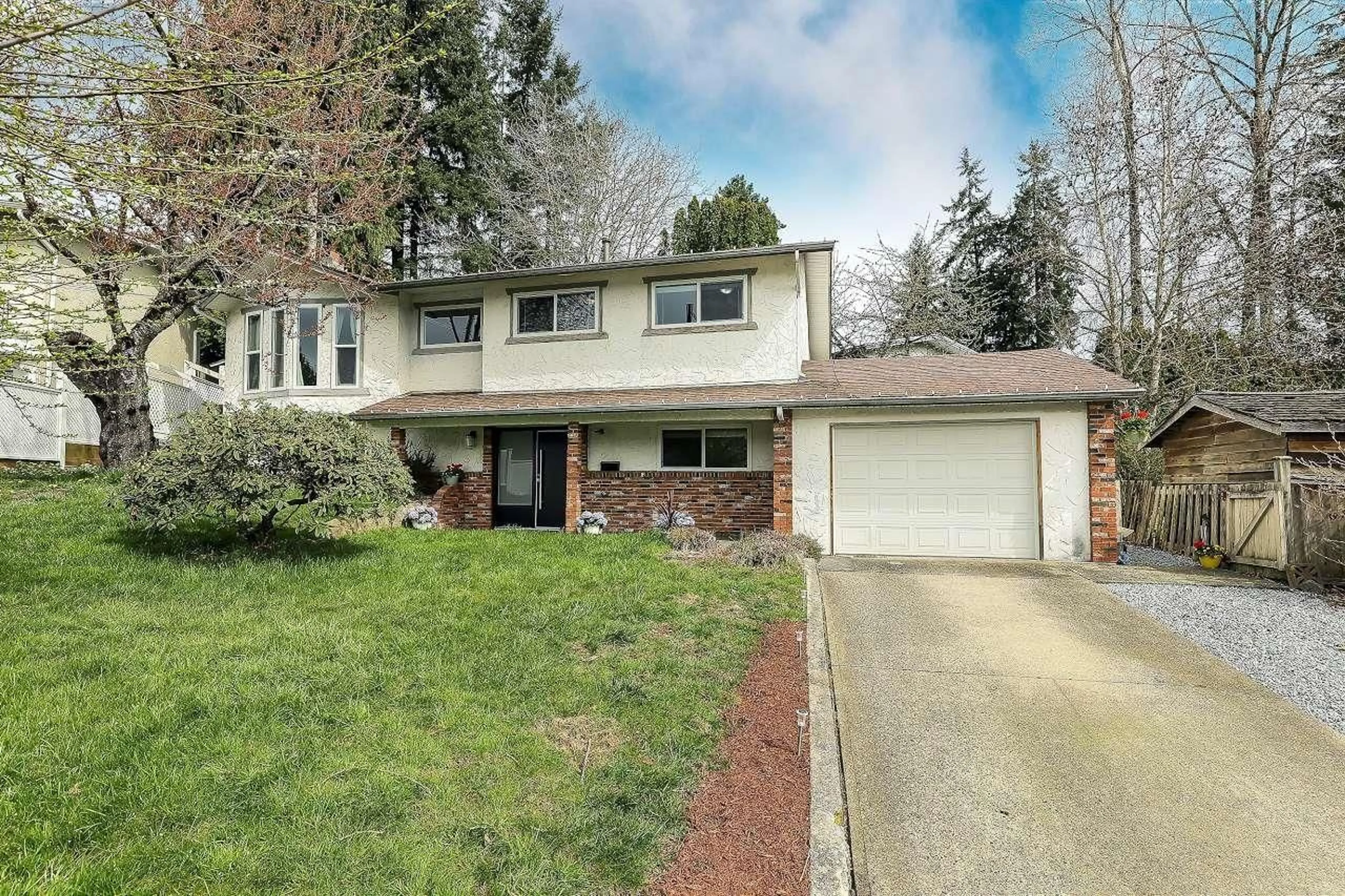 Home with vinyl exterior material, street for 32881 ORCHID CRESCENT, Mission British Columbia V2V4K4