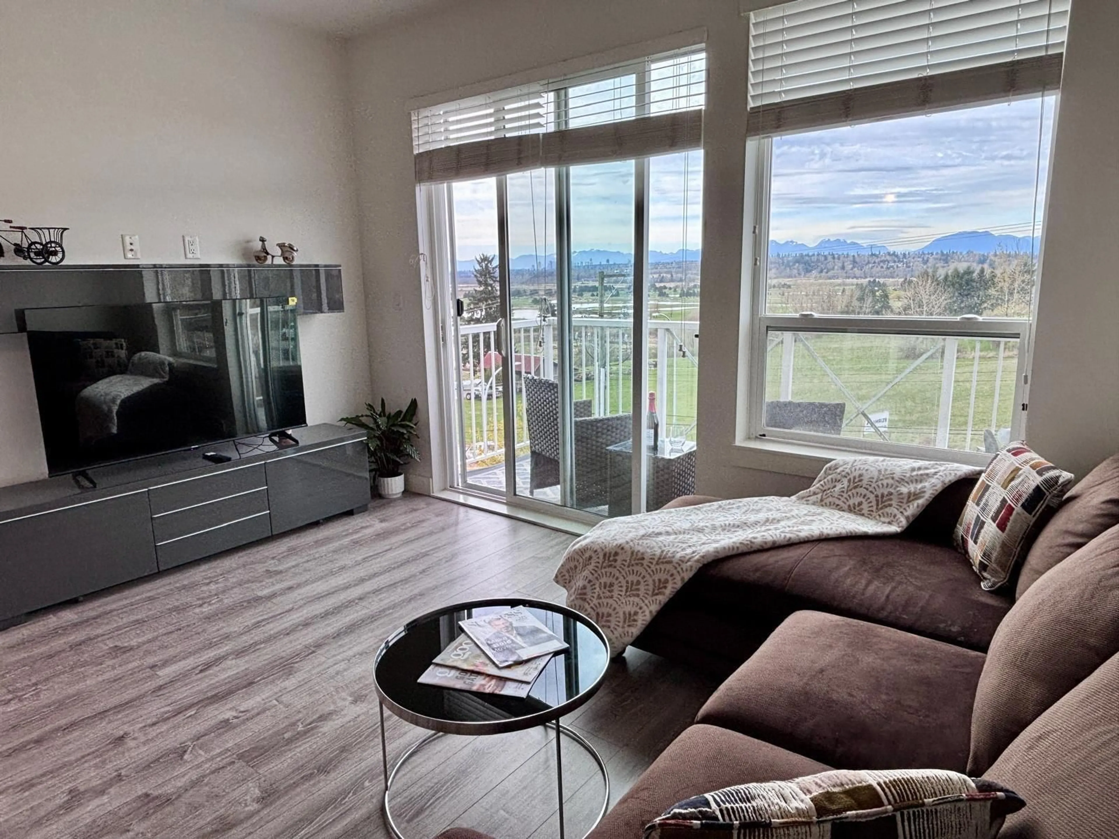 Living room with furniture, unknown for 415 - 16398 64 AVENUE, Surrey British Columbia V3S6X6